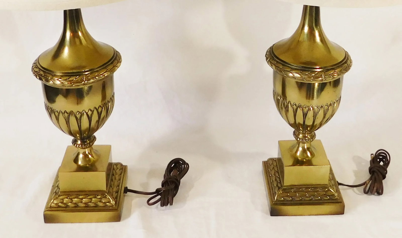 Elegant Pair Vintage Mid Century Gold Metal Table Lamps W/ Matching Shades - 7