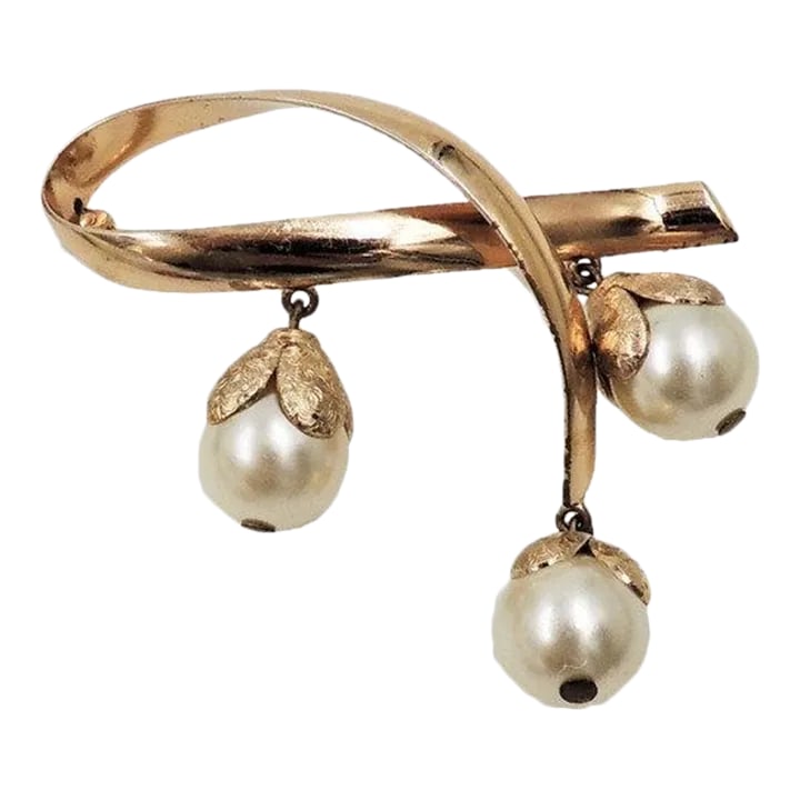 Vintage 1950s Signed Napier Big Faux-Pearl Brooch: This is part of Chairish's Costume Jewelry assortment. 1950s goldtone big 3 faux-pearl dangles brooch with security clasp. Marked "Napier." Measures: 2 1/2 inches long by 2 1/2 inches wide.