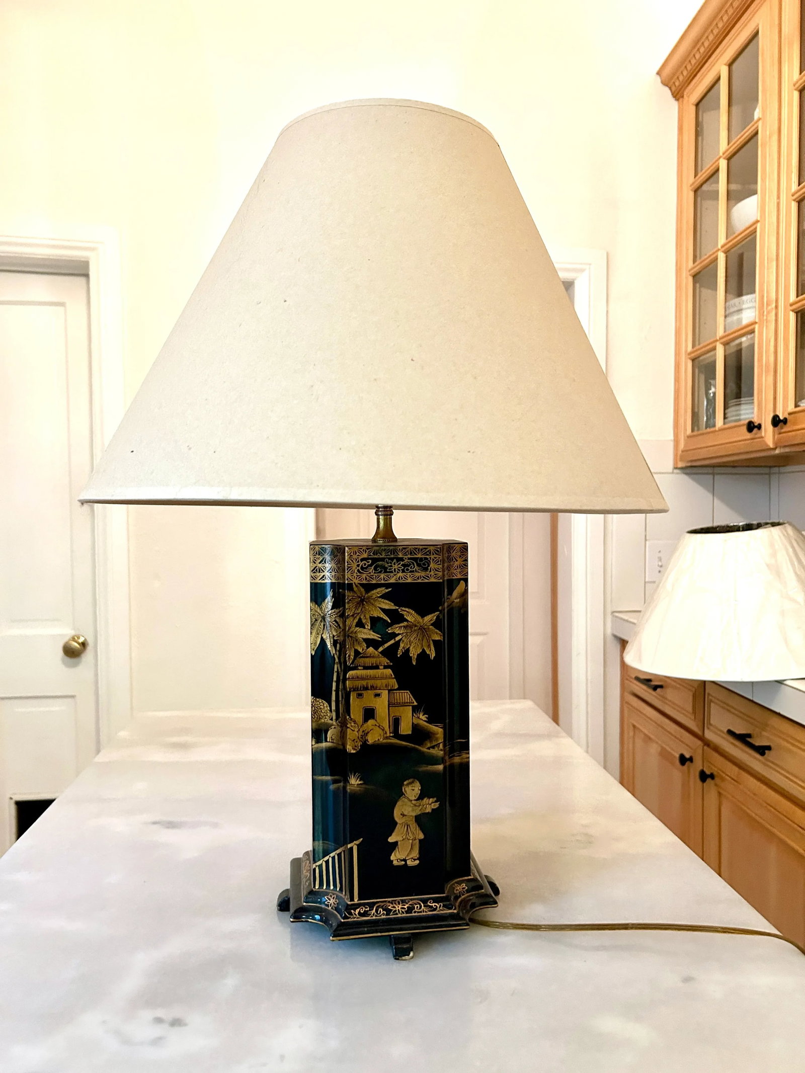 Vintage Black Lacquer and Gold Chinoiserie Table Lamp and Shade - 11