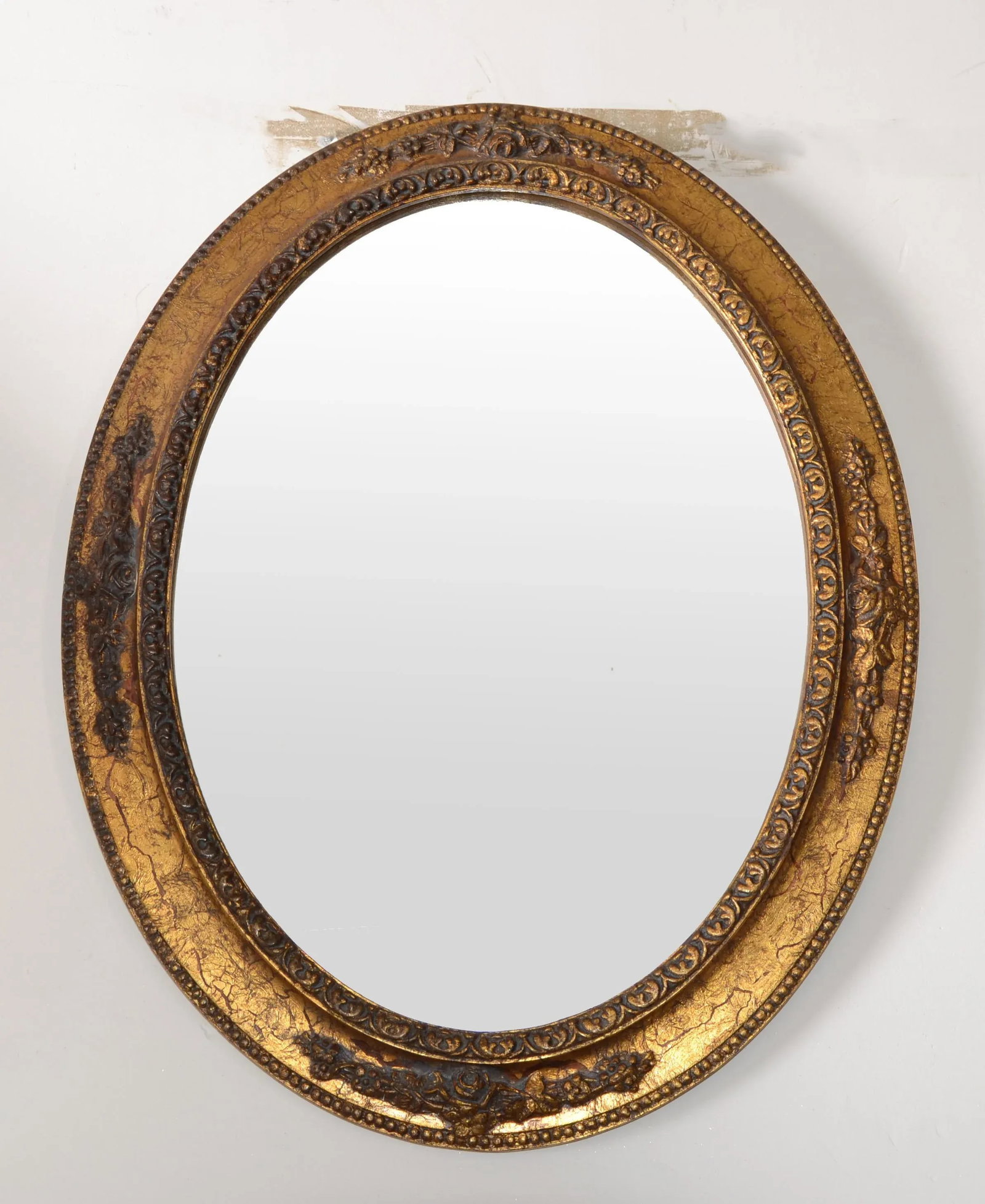 1960s Italian Giltwood Neoclassical Florentine Hand-Carved Oval Wall Mirror - 2