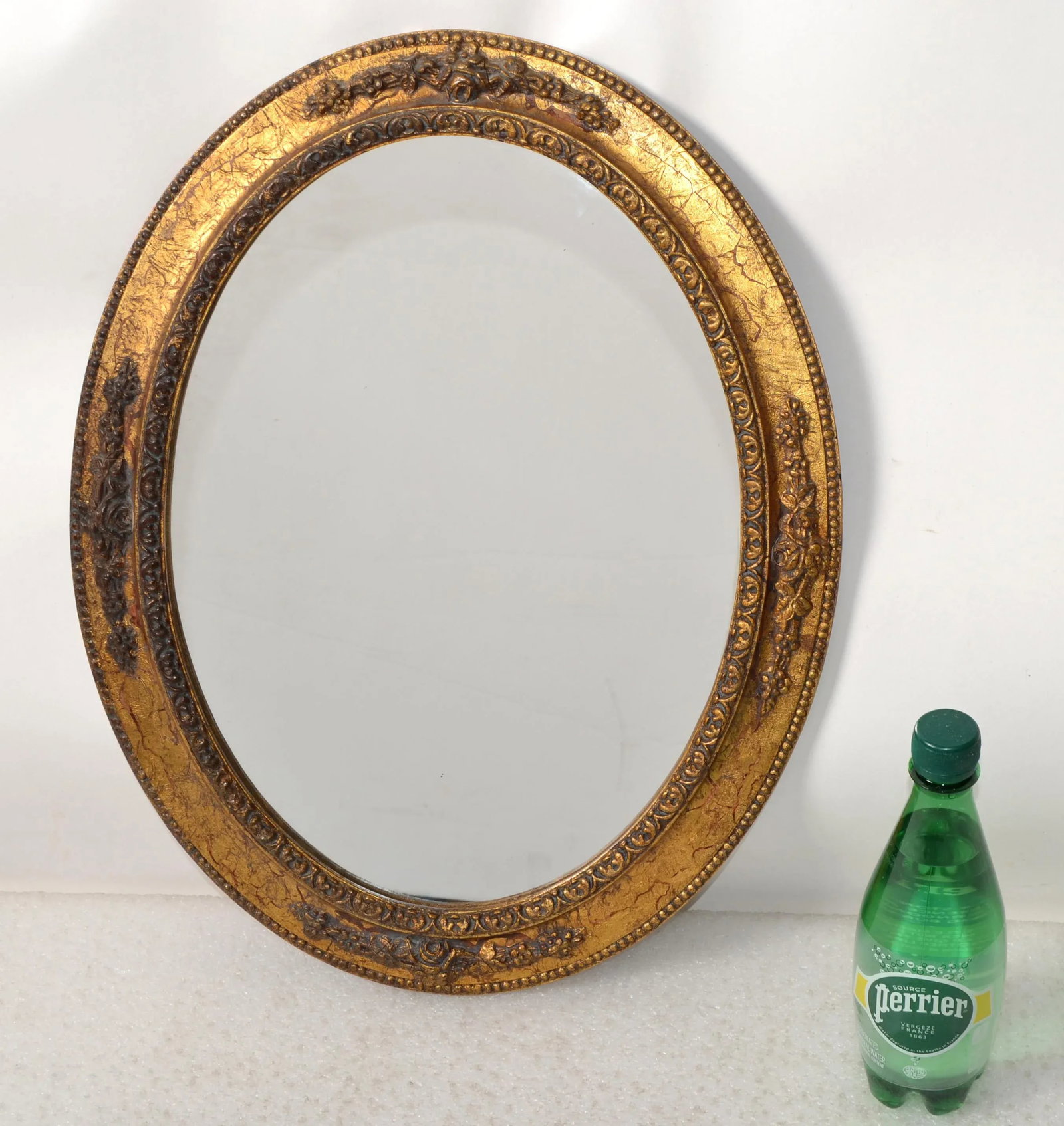 1960s Italian Giltwood Neoclassical Florentine Hand-Carved Oval Wall Mirror - 3