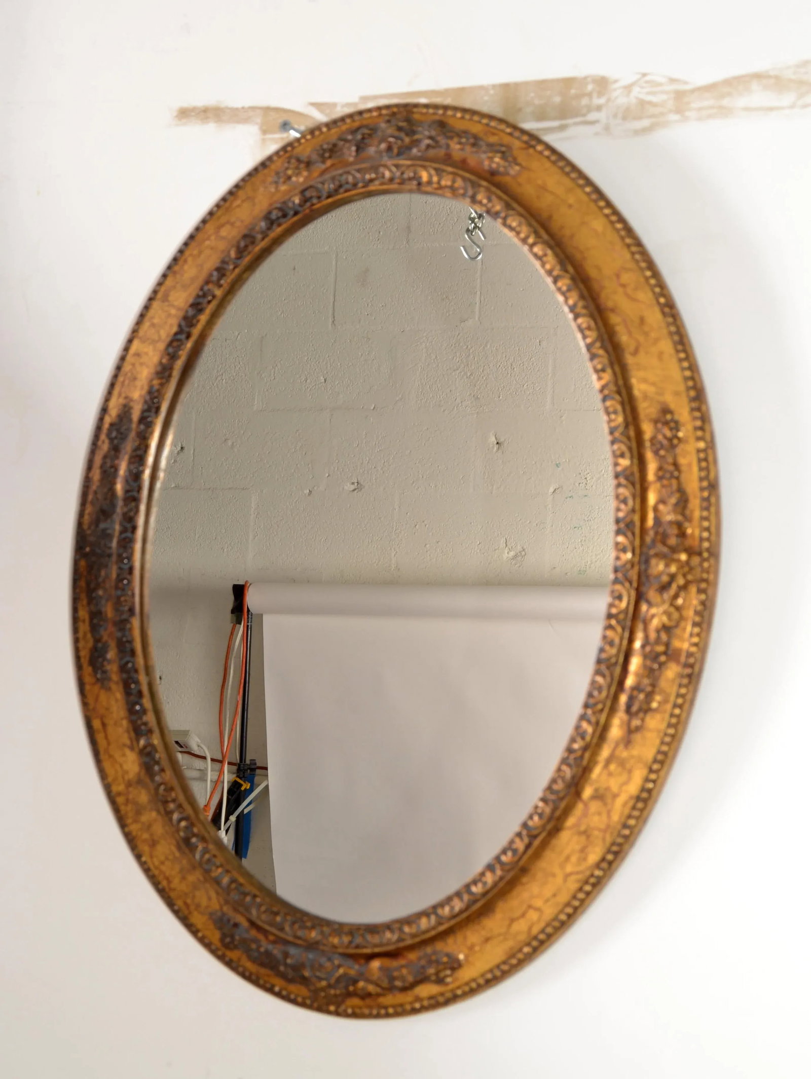 1960s Italian Giltwood Neoclassical Florentine Hand-Carved Oval Wall Mirror - 4