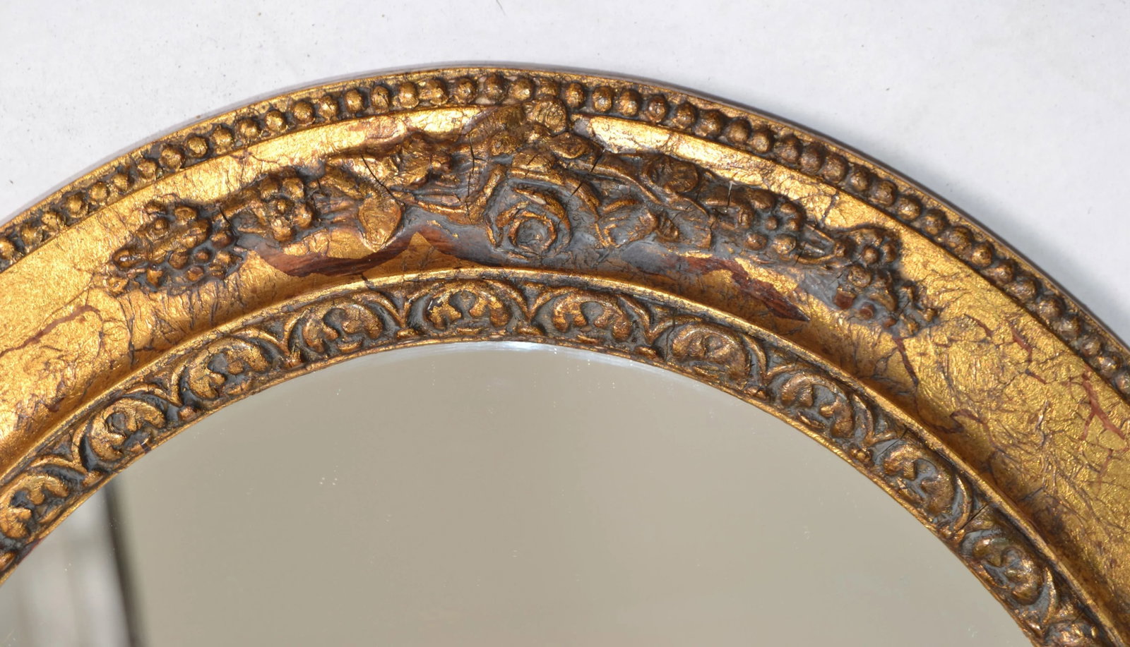 1960s Italian Giltwood Neoclassical Florentine Hand-Carved Oval Wall Mirror - 5