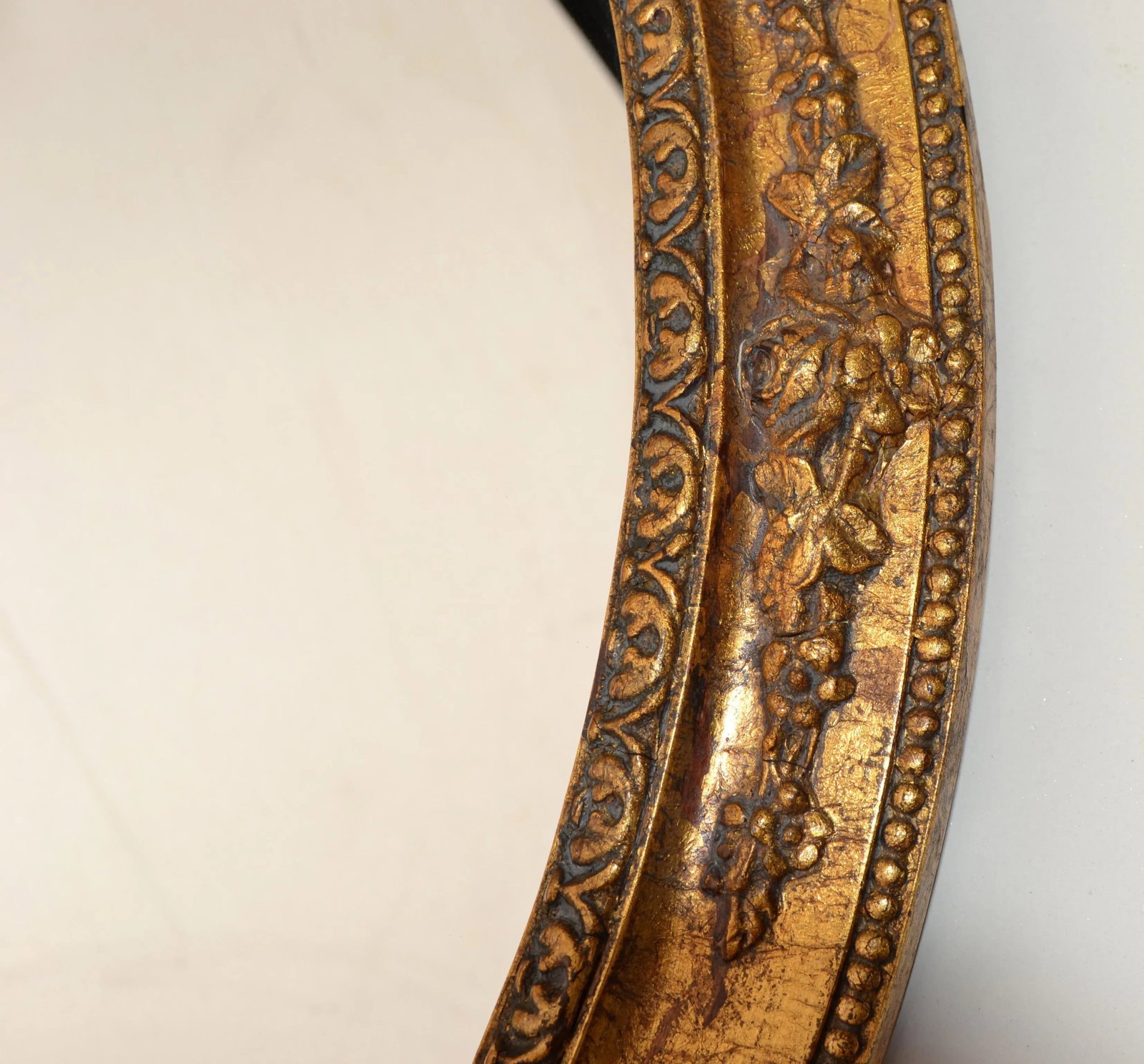 1960s Italian Giltwood Neoclassical Florentine Hand-Carved Oval Wall Mirror - 6