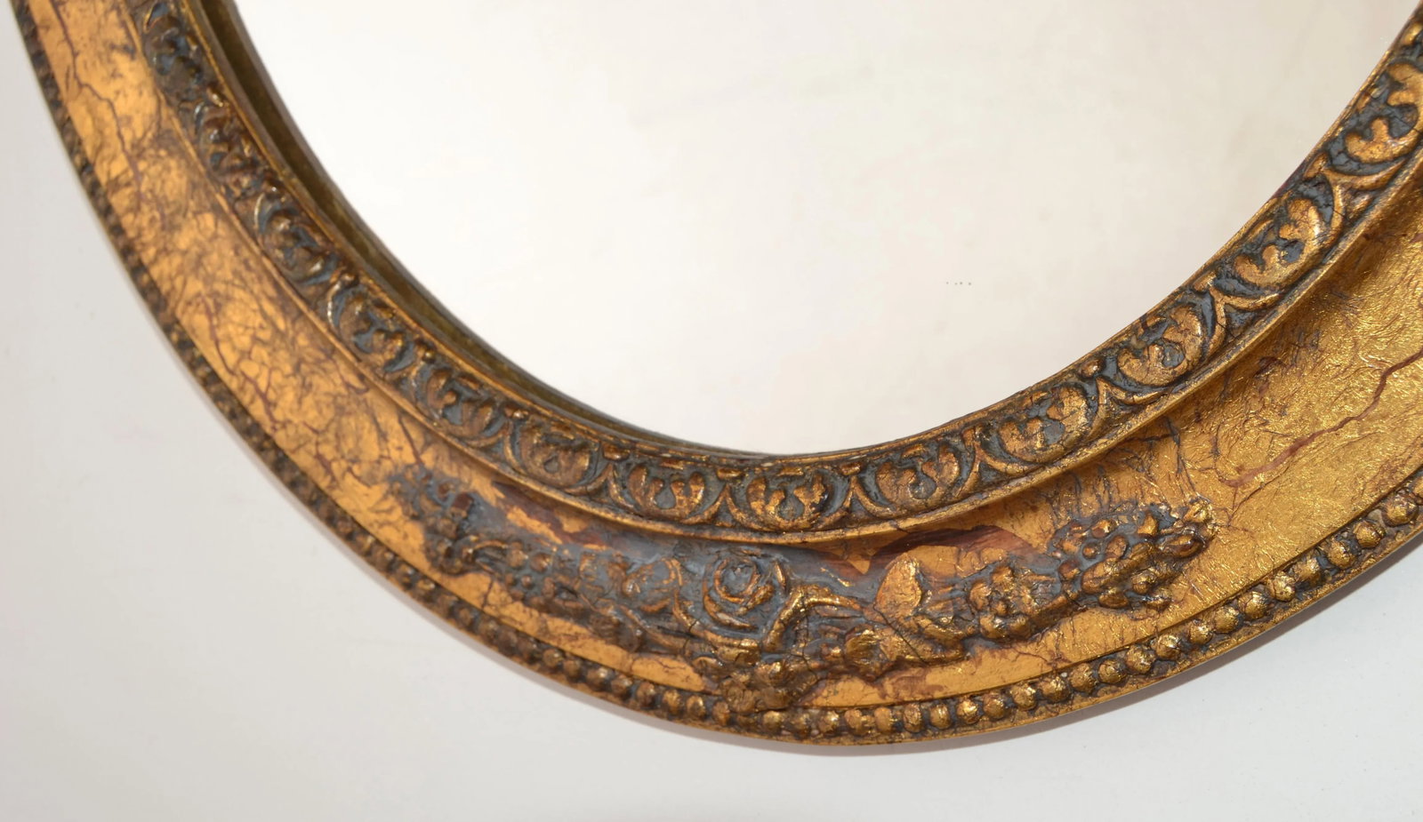 1960s Italian Giltwood Neoclassical Florentine Hand-Carved Oval Wall Mirror - 7