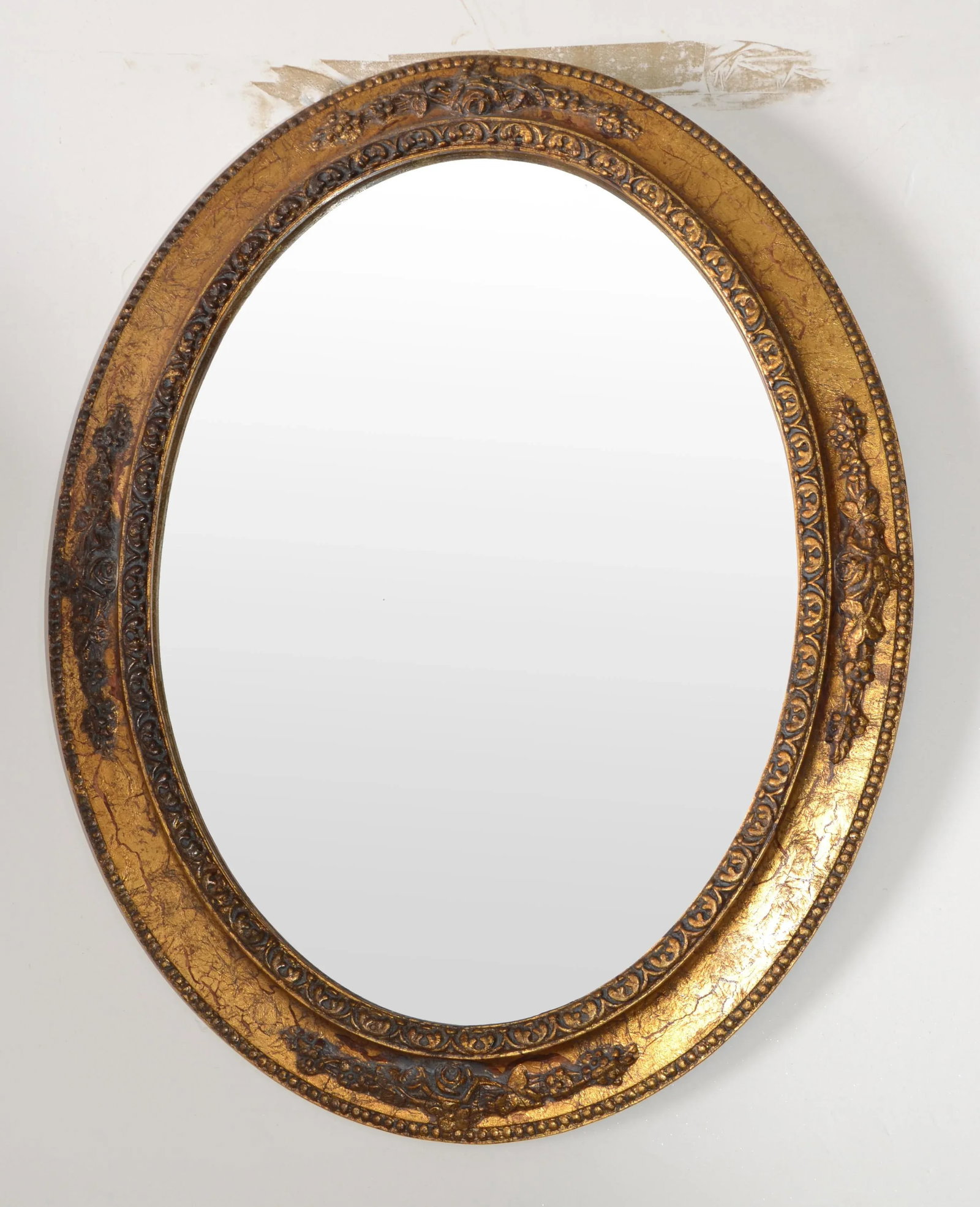 1960s Italian Giltwood Neoclassical Florentine Hand-Carved Oval Wall Mirror - 8