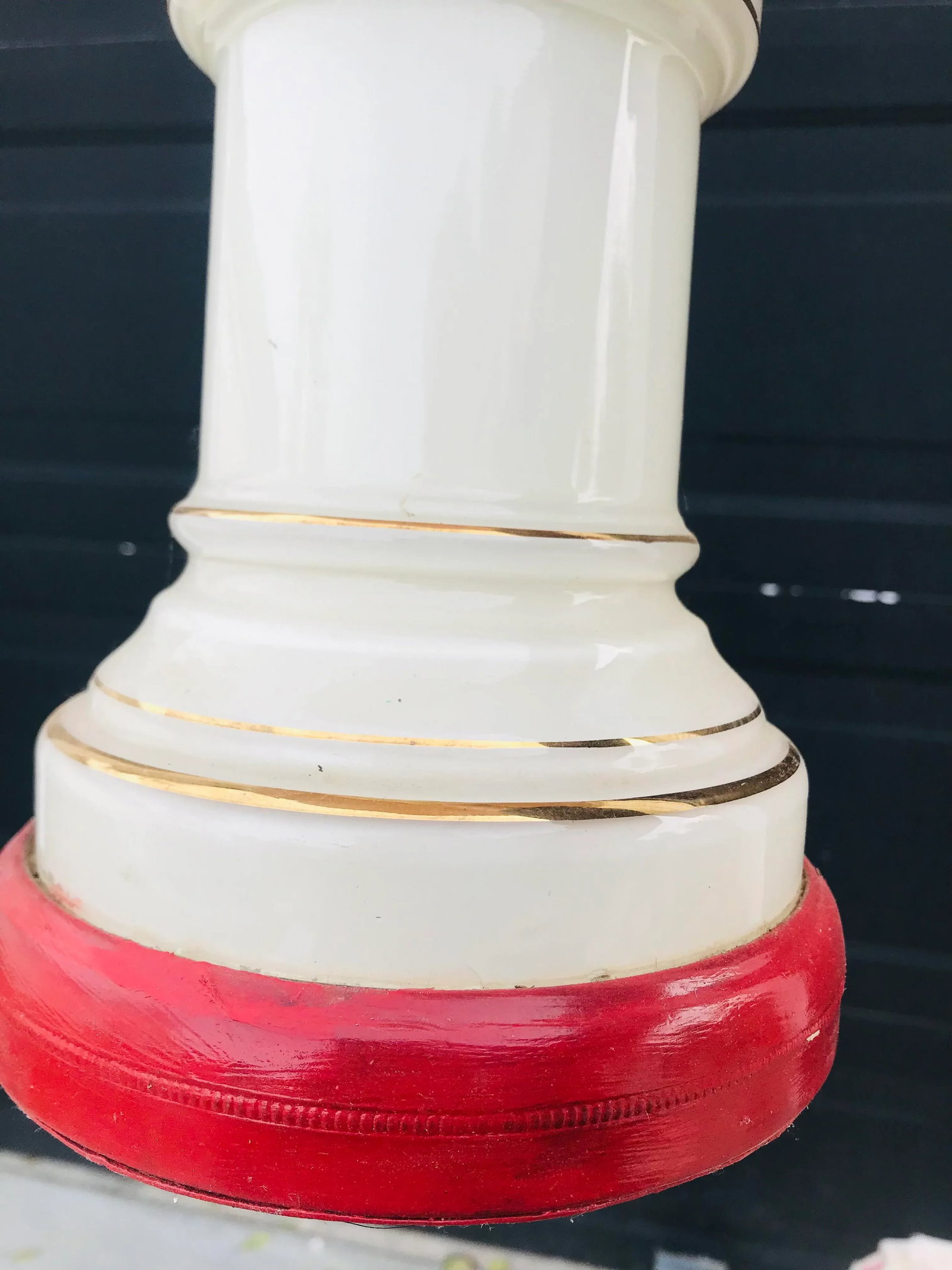 A Pair of Cottage-Core Stiffel Attributed Brass and White Porcelain Table Lamps With Gingham Red Sha - 7