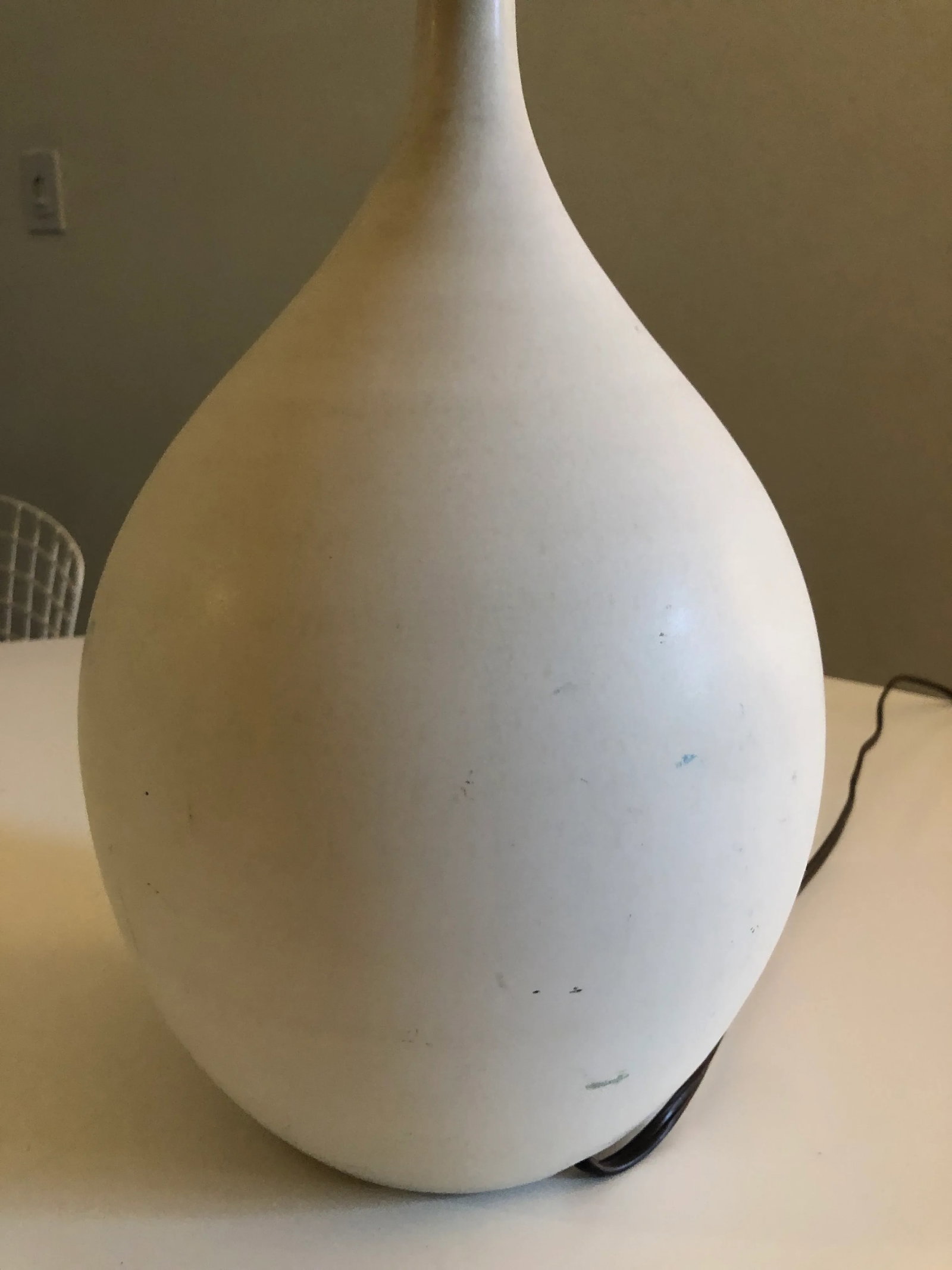 Vintage White Mid-Century Bone Stoneware Pottery Lamp in Manner of Lotte - 4