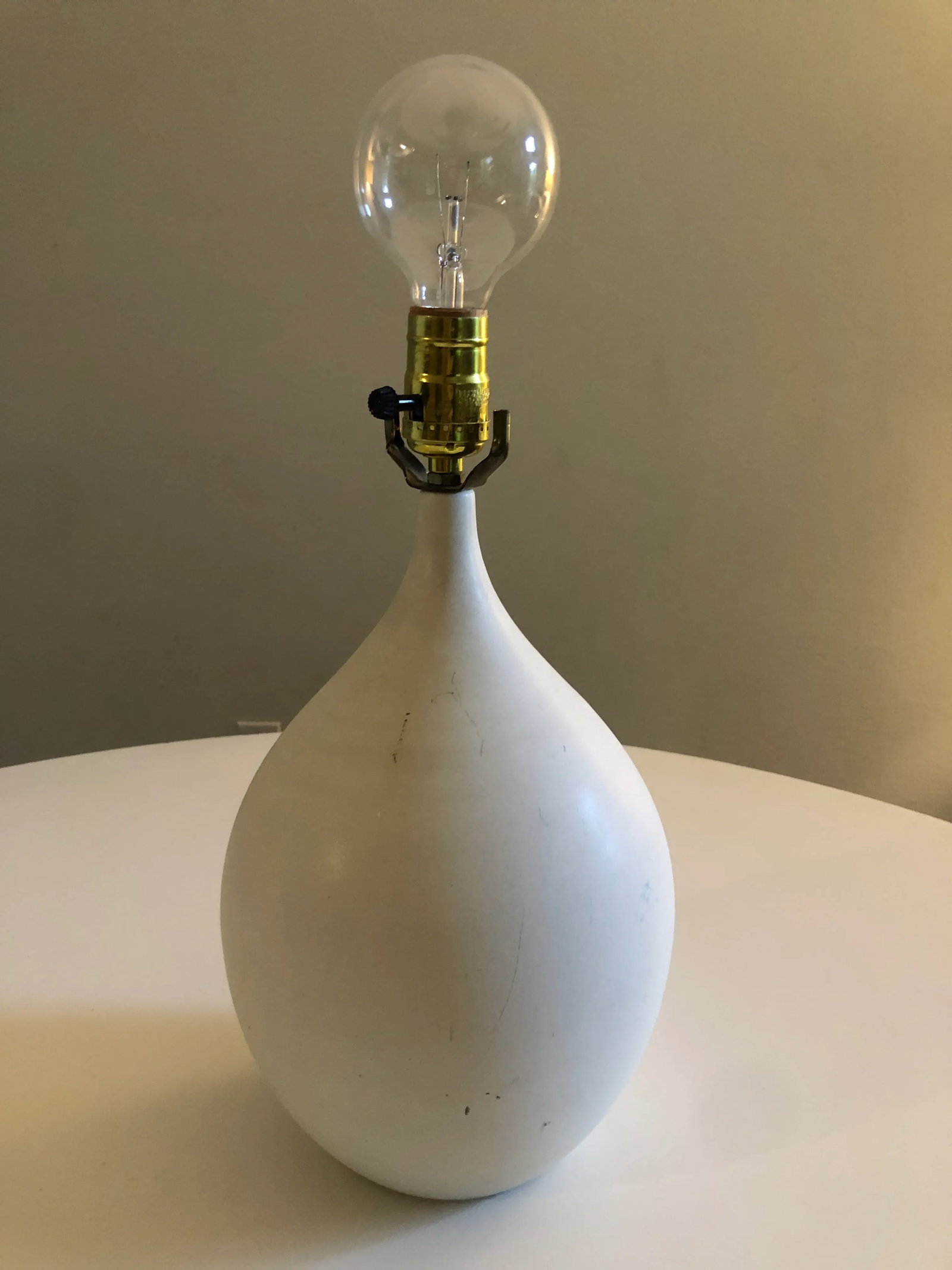 Vintage White Mid-Century Bone Stoneware Pottery Lamp in Manner of Lotte - 7