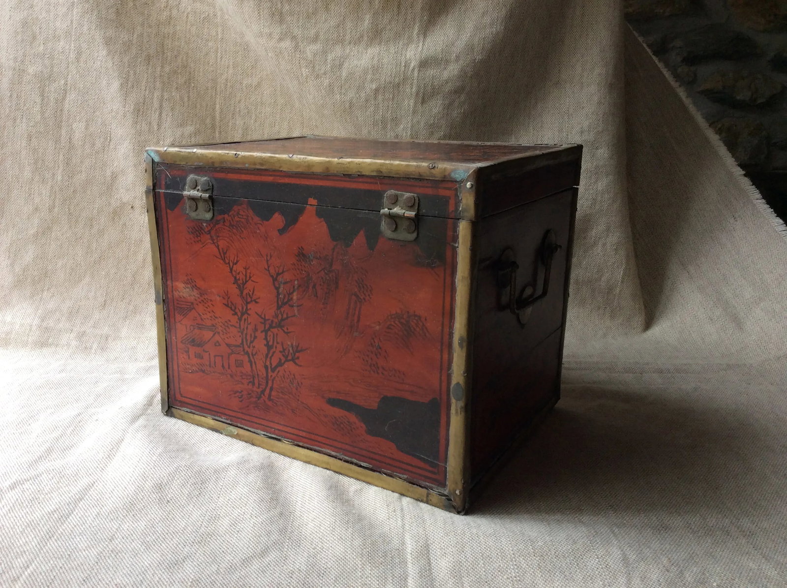 Antique Chinese Export Yew Wood & Brass Tea Caddy, Hand-Painted, Late Qing Dynasty, Circa 1880 - 11