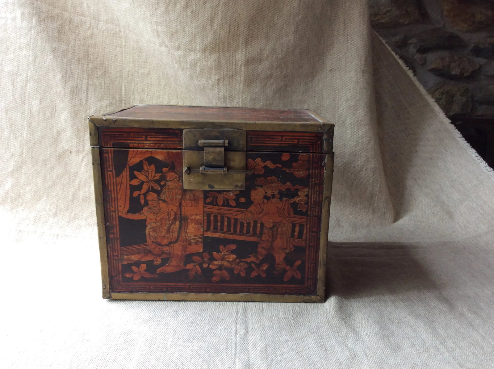 Antique Chinese Export Yew Wood & Brass Tea Caddy, Hand-Painted, Late Qing Dynasty, Circa 1880 - 12