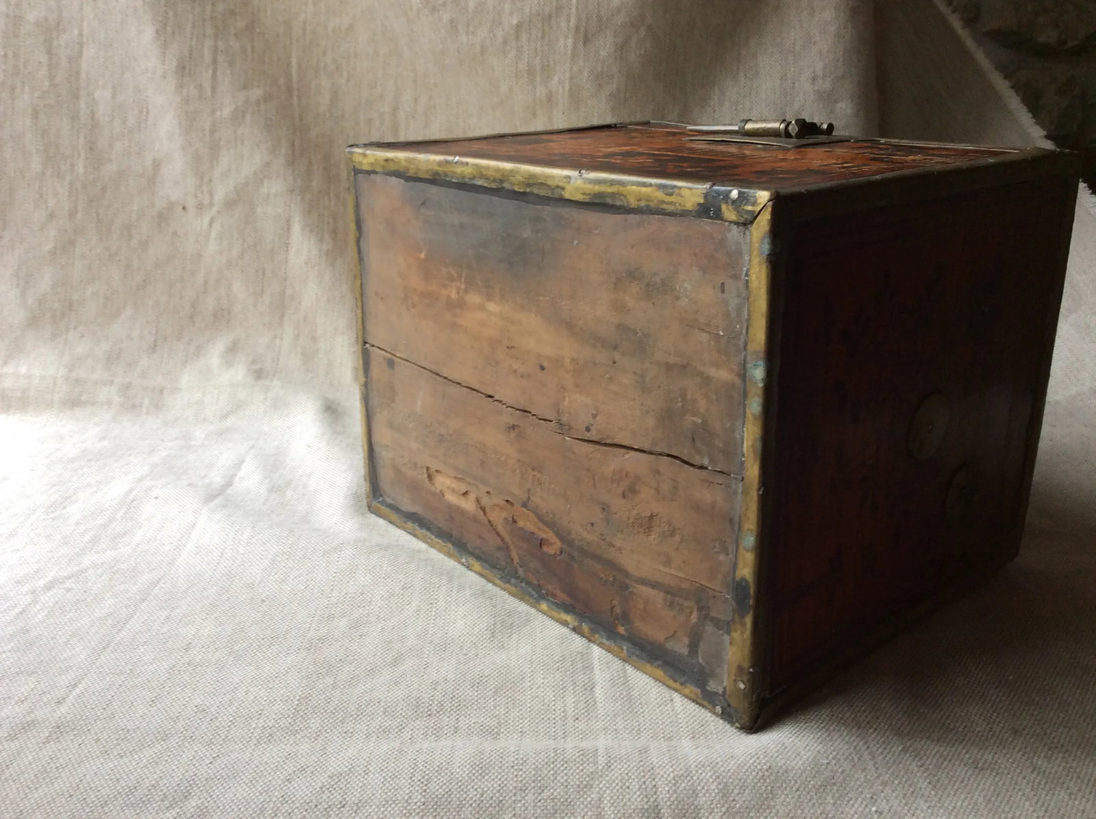 Antique Chinese Export Yew Wood & Brass Tea Caddy, Hand-Painted, Late Qing Dynasty, Circa 1880 - 3