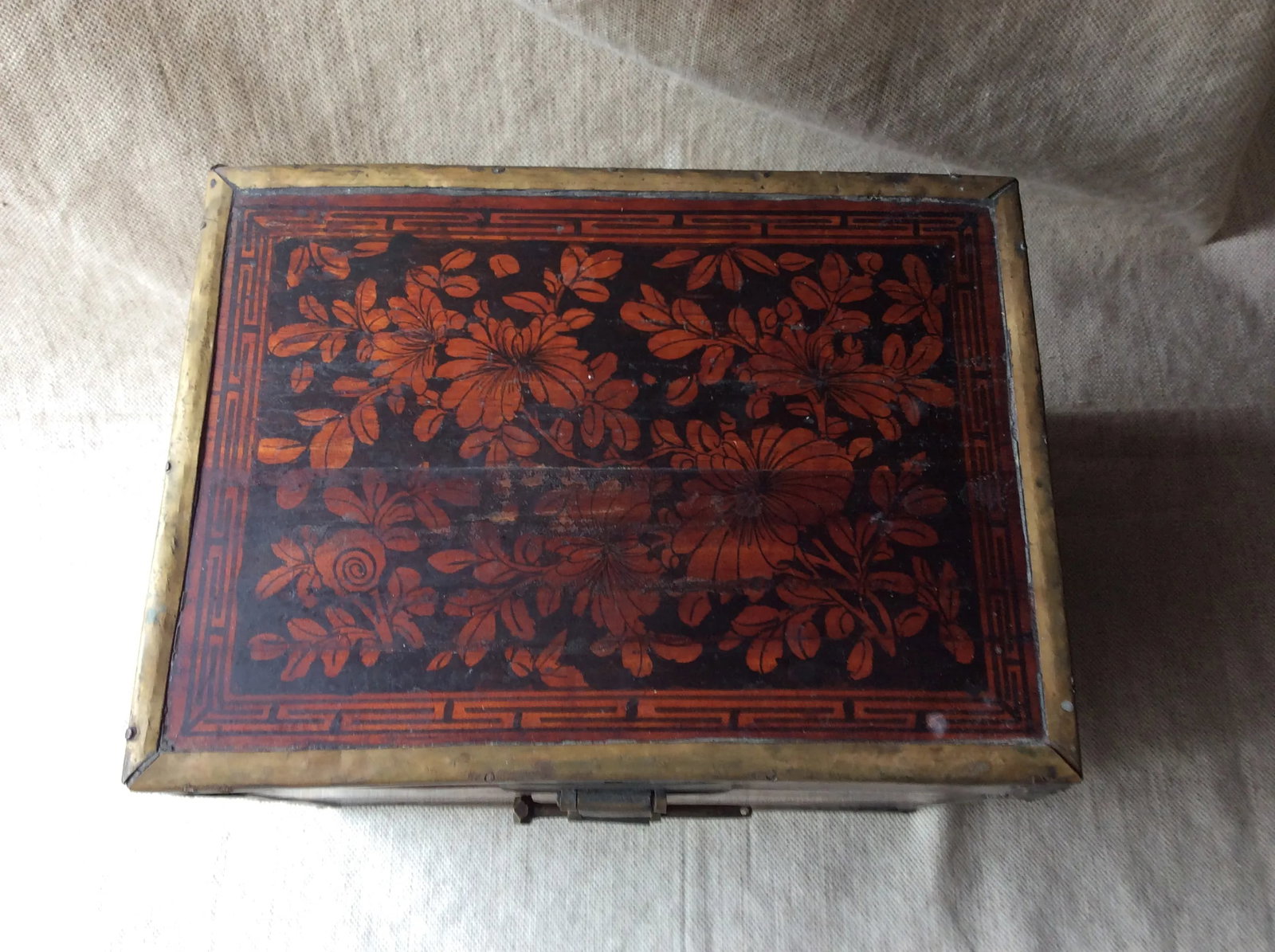 Antique Chinese Export Yew Wood & Brass Tea Caddy, Hand-Painted, Late Qing Dynasty, Circa 1880 - 4