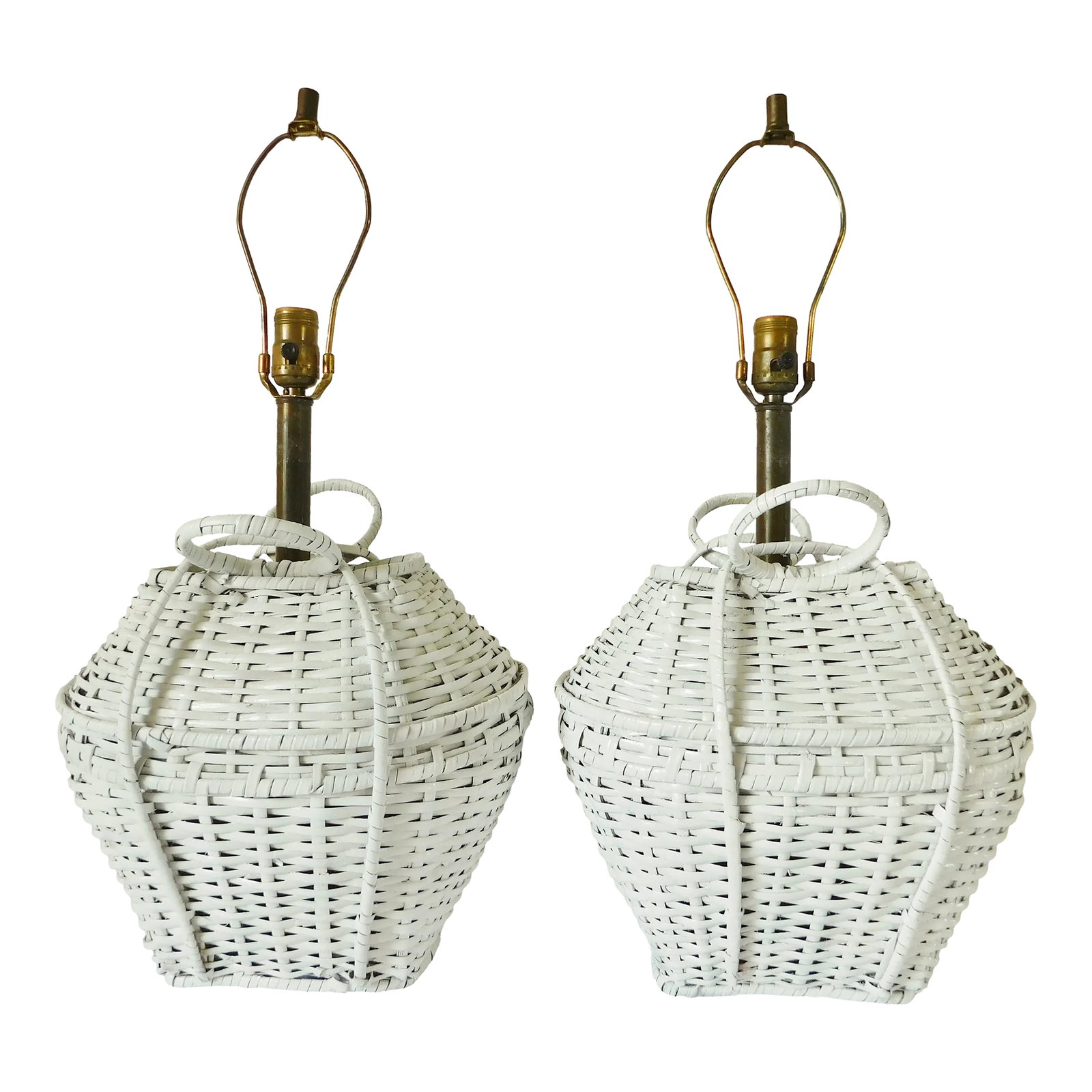 Pair Vintage Mid Century Modern C1970s White Wicker & Brass Basket Table Lamps: Wonderful pair of vintage mid century modern white wicker and brass basket table lamps.American made. Circa 1970s. Wonderful ornate white wicker baskets with handles. Brass poles and wiring fit with