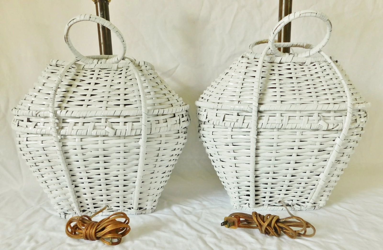 Pair Vintage Mid Century Modern C1970s White Wicker & Brass Basket Table Lamps - 7