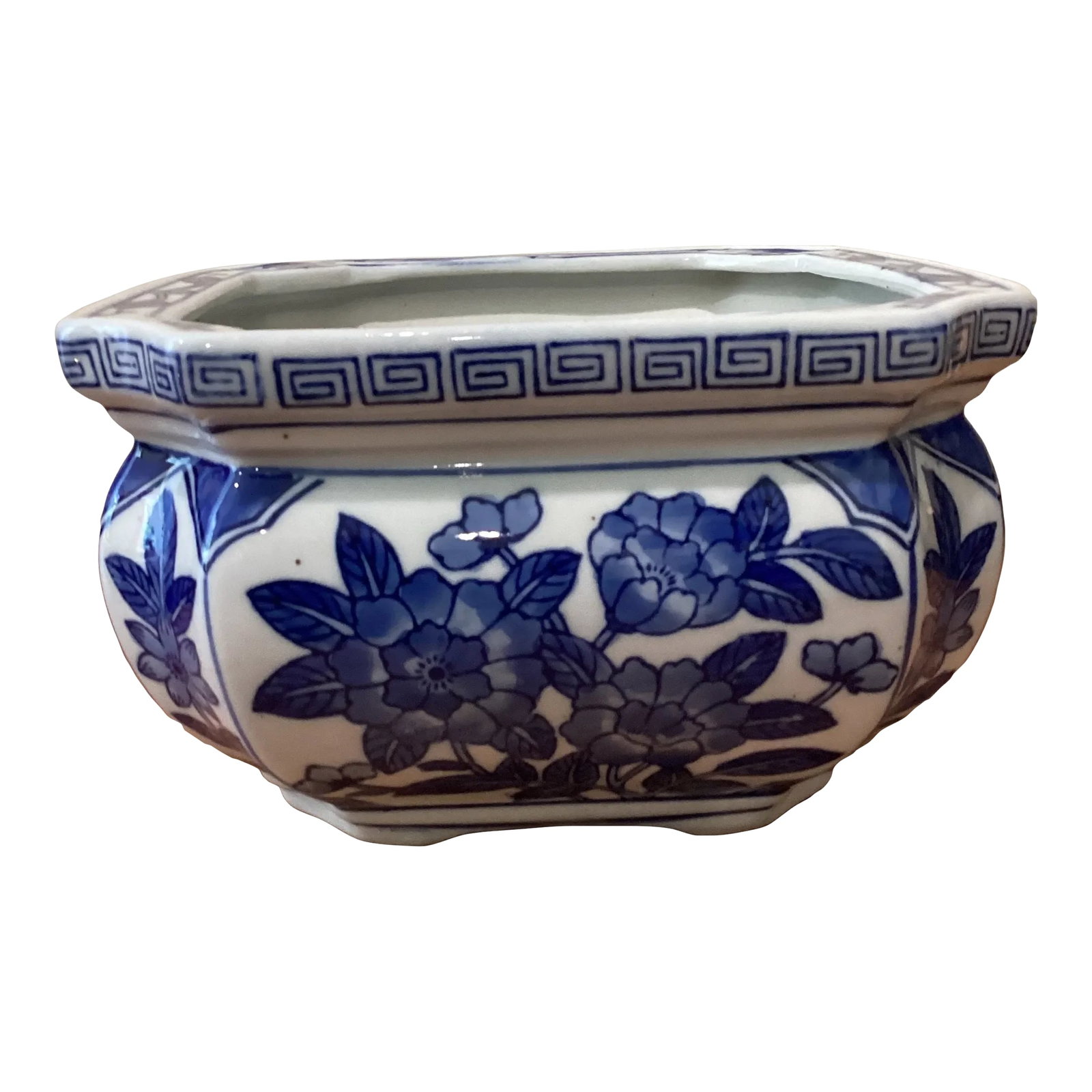 Mid 20th Century Chinoiserie Porcelain Blue & White Cachepot/Jardiniere Planter: Vintage Chinoiserie Porcelain Blue & White Cachepot/Jardiniere Planter This stunning porcelain planter features a beautiful landscape design in classic blue and white colors. Its intricate details