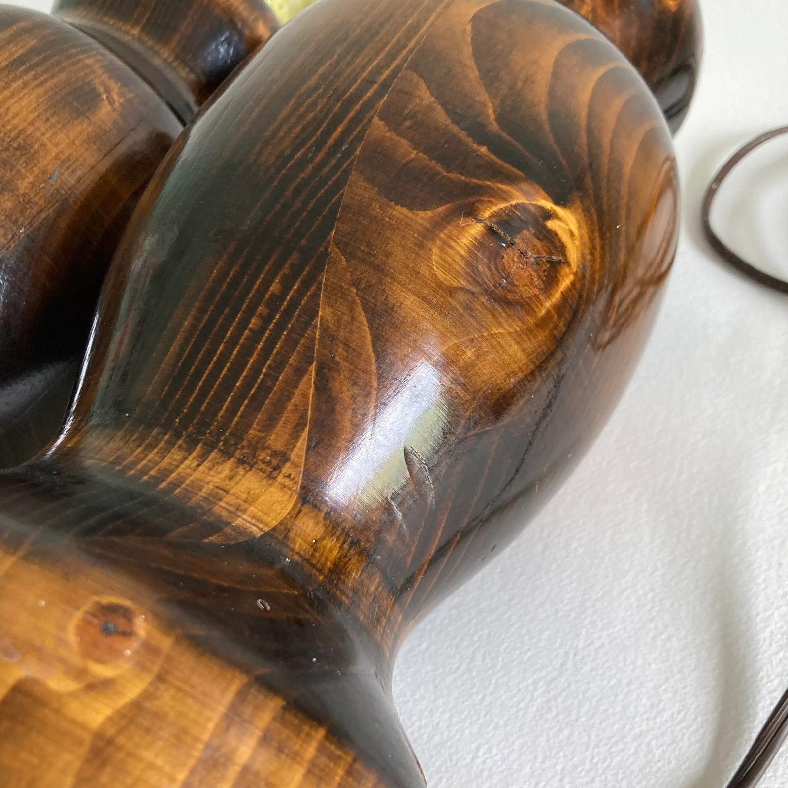 20th Century, Pair of Turned Solid Wood Mid-Century Multi-Tone Wood Grain Lamps - High Gloss Varnish - 10