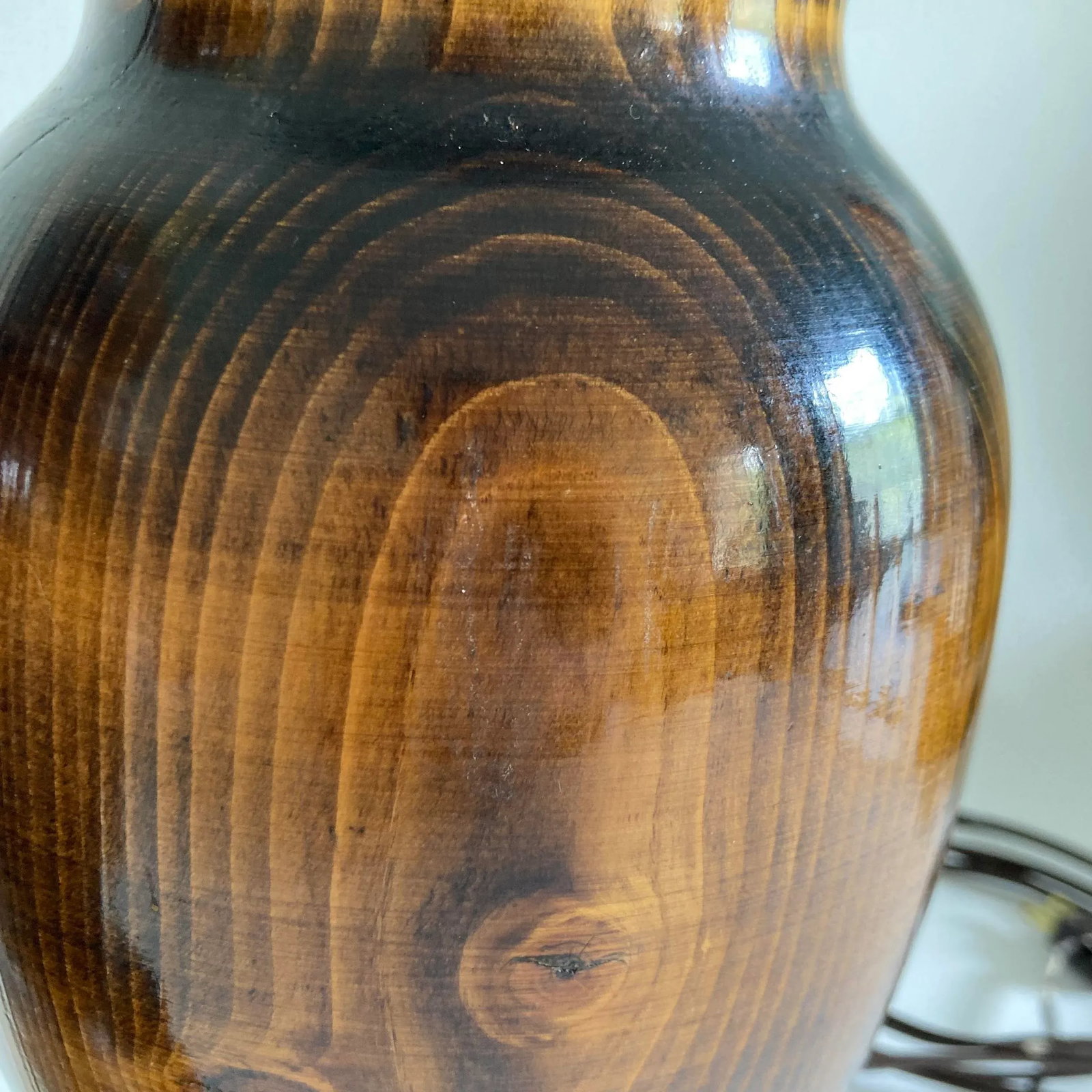 20th Century, Pair of Turned Solid Wood Mid-Century Multi-Tone Wood Grain Lamps - High Gloss Varnish - 11