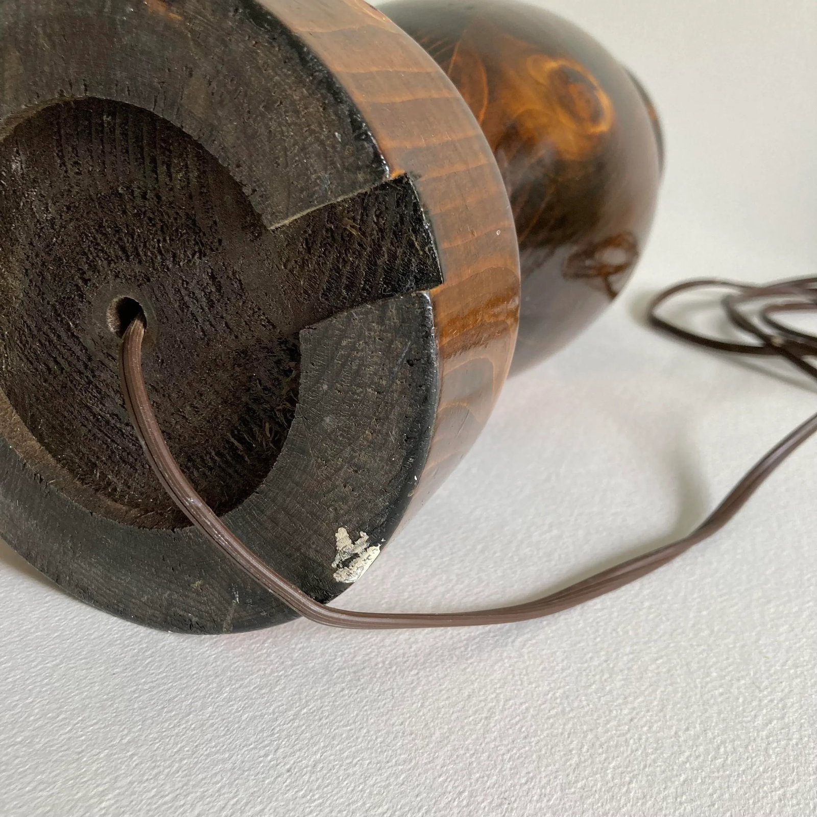 20th Century, Pair of Turned Solid Wood Mid-Century Multi-Tone Wood Grain Lamps - High Gloss Varnish - 12
