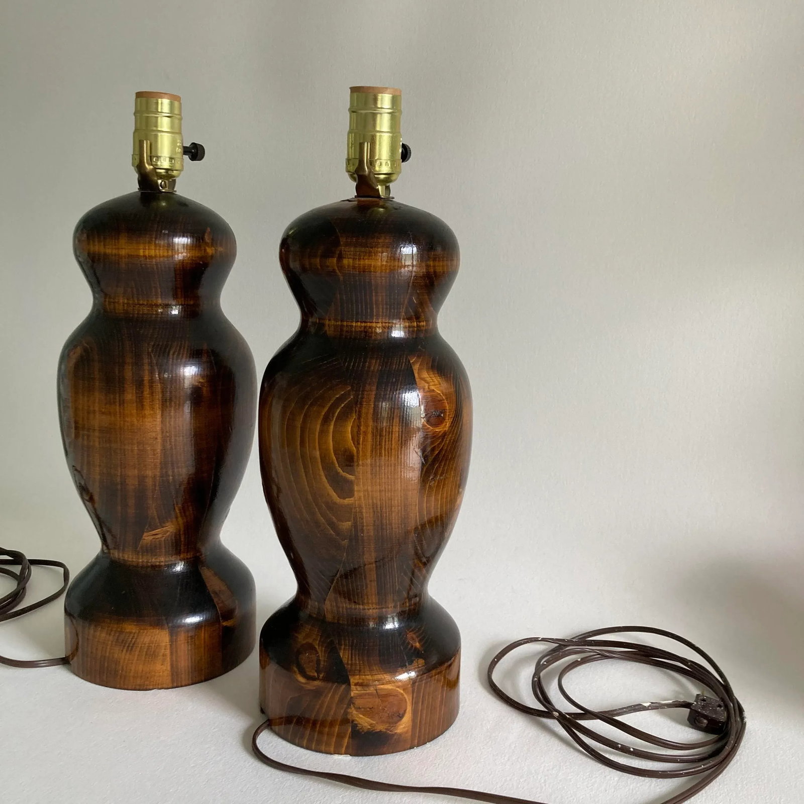 20th Century, Pair of Turned Solid Wood Mid-Century Multi-Tone Wood Grain Lamps - High Gloss Varnish - 2