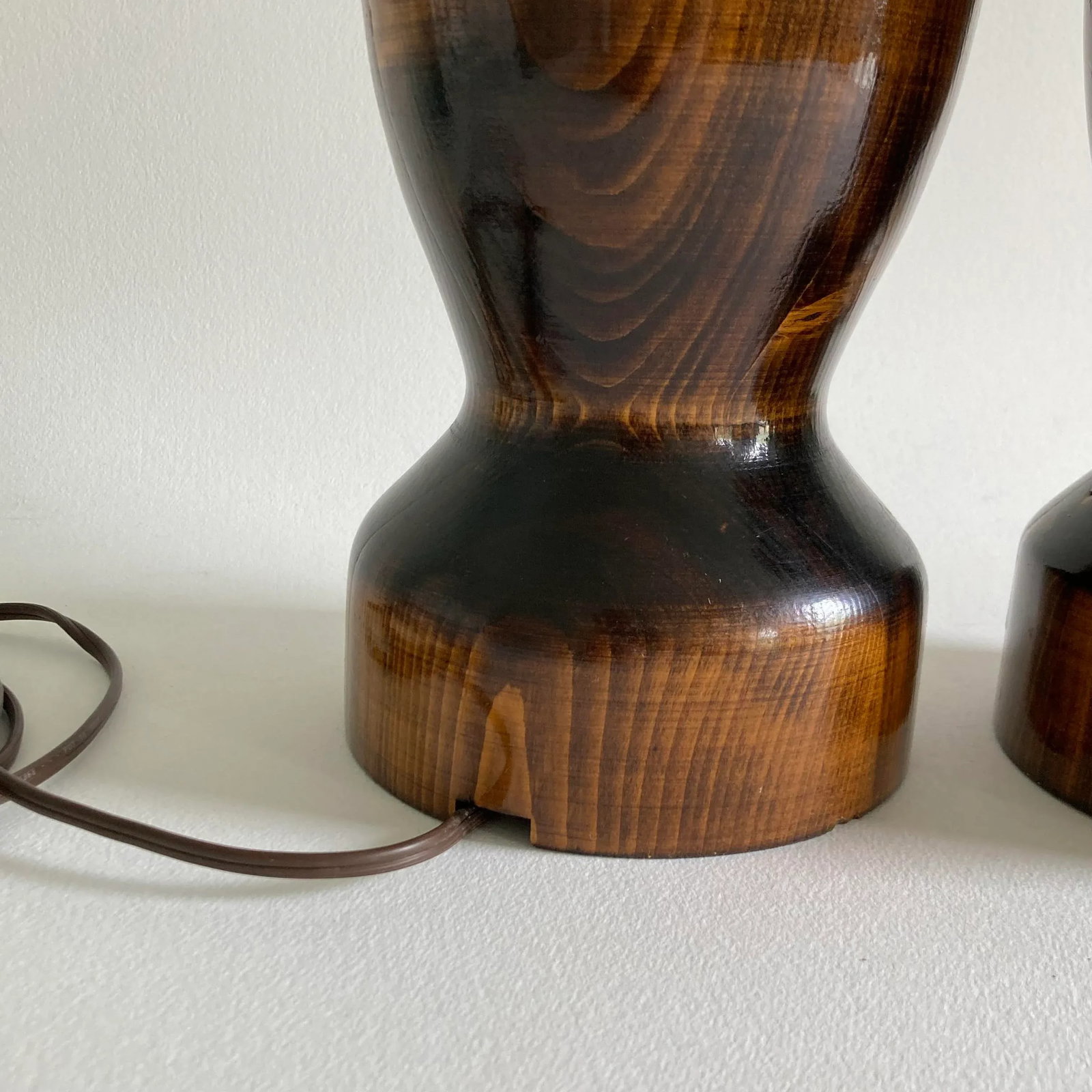 20th Century, Pair of Turned Solid Wood Mid-Century Multi-Tone Wood Grain Lamps - High Gloss Varnish - 5