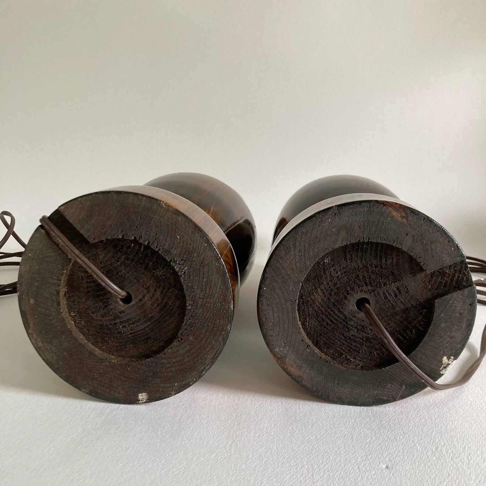 20th Century, Pair of Turned Solid Wood Mid-Century Multi-Tone Wood Grain Lamps - High Gloss Varnish - 6