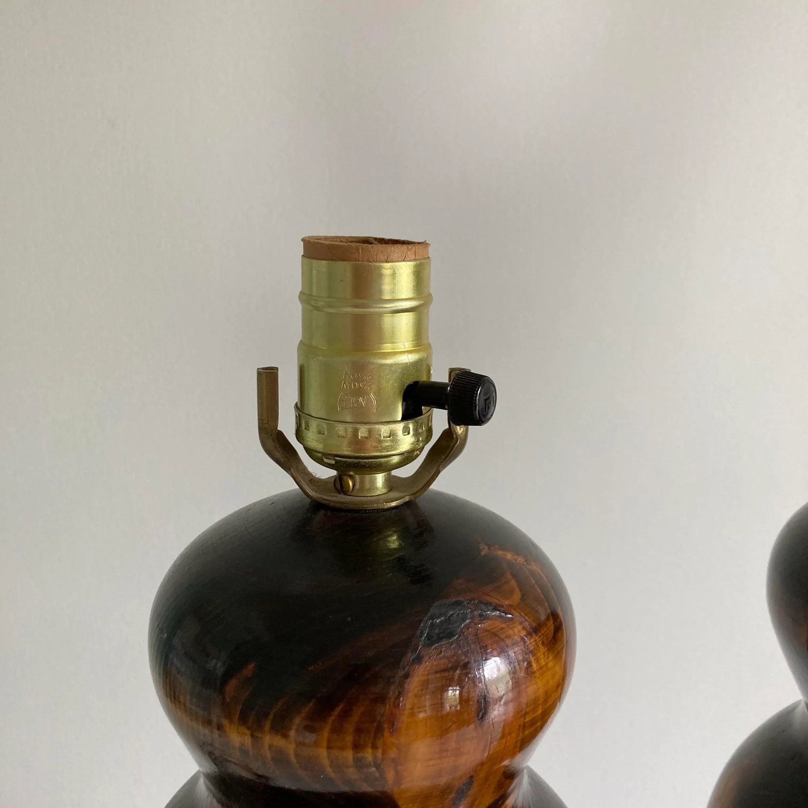 20th Century, Pair of Turned Solid Wood Mid-Century Multi-Tone Wood Grain Lamps - High Gloss Varnish - 7
