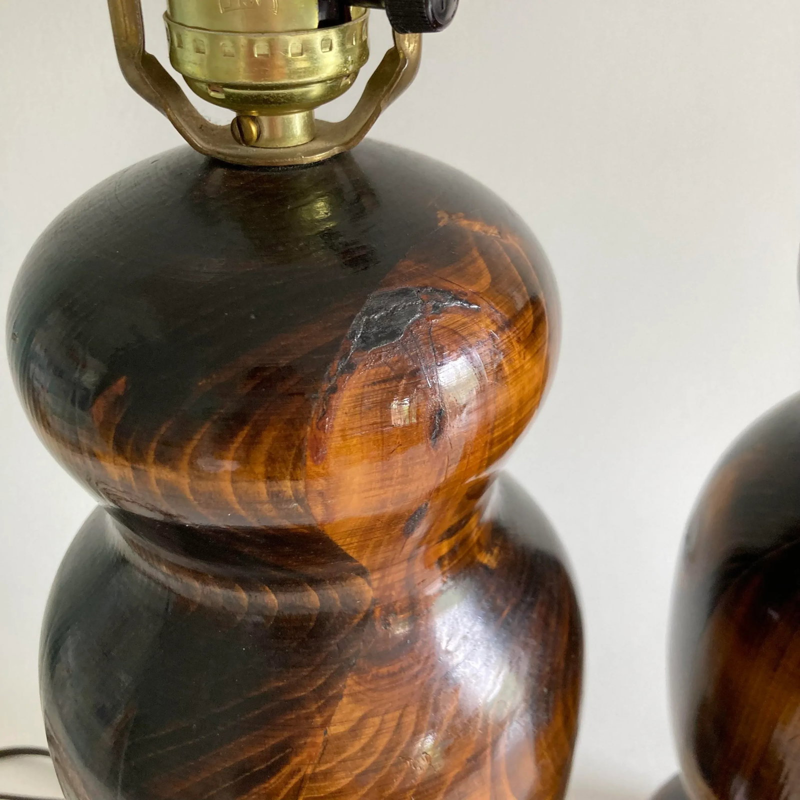20th Century, Pair of Turned Solid Wood Mid-Century Multi-Tone Wood Grain Lamps - High Gloss Varnish - 9