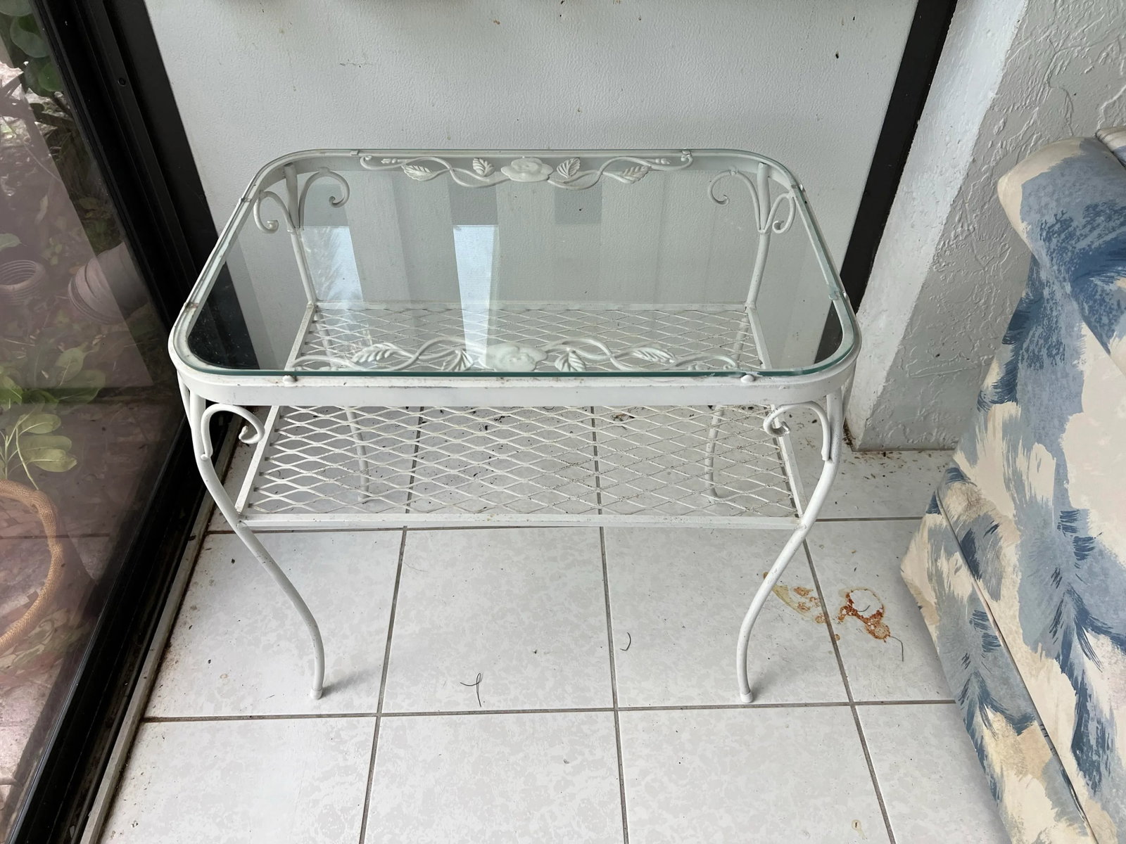 Early 20th Century Mid Century Woodard Style Chantilly Rose White Wrought Iron Side Table - 2