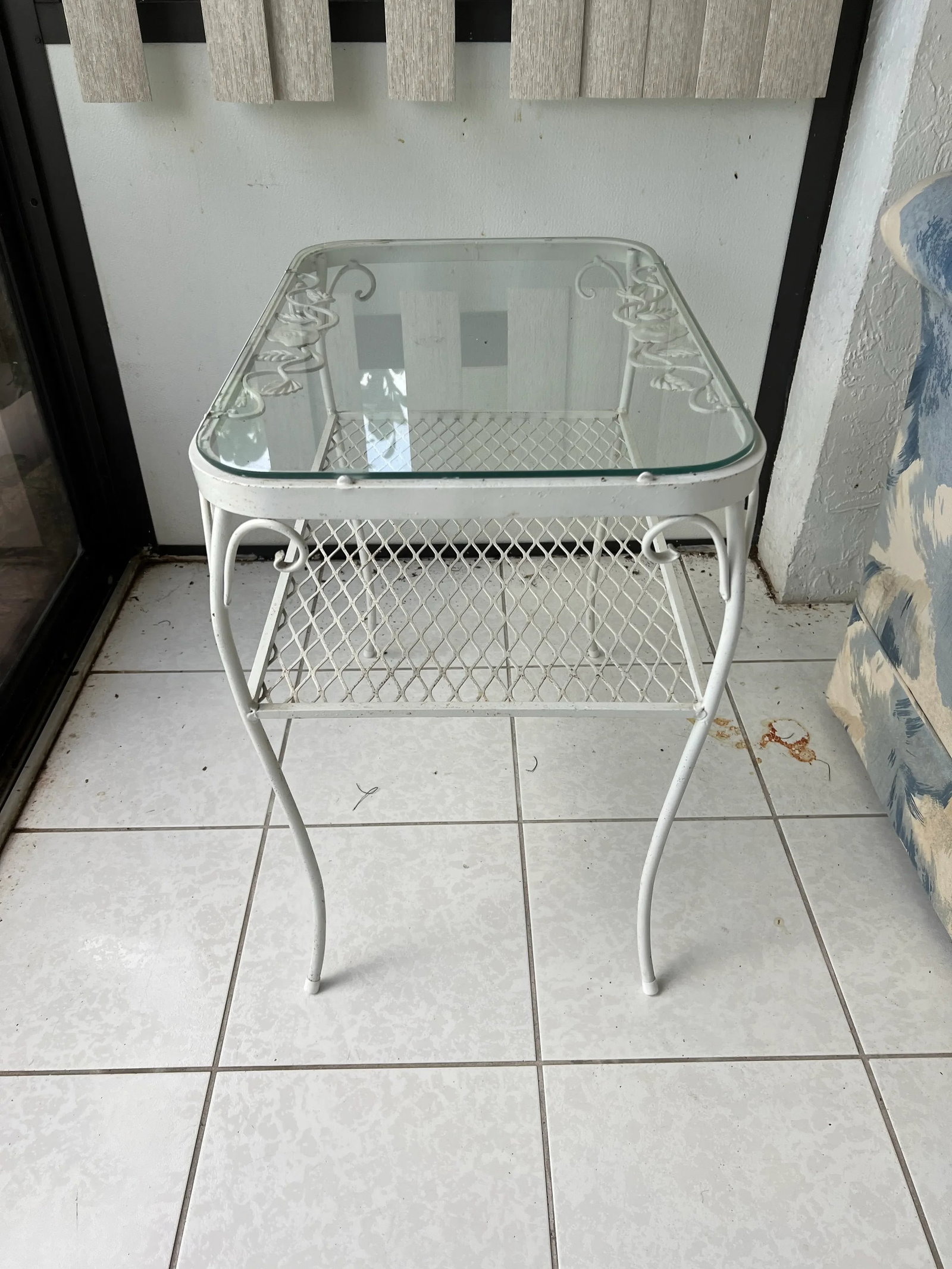 Early 20th Century Mid Century Woodard Style Chantilly Rose White Wrought Iron Side Table - 3