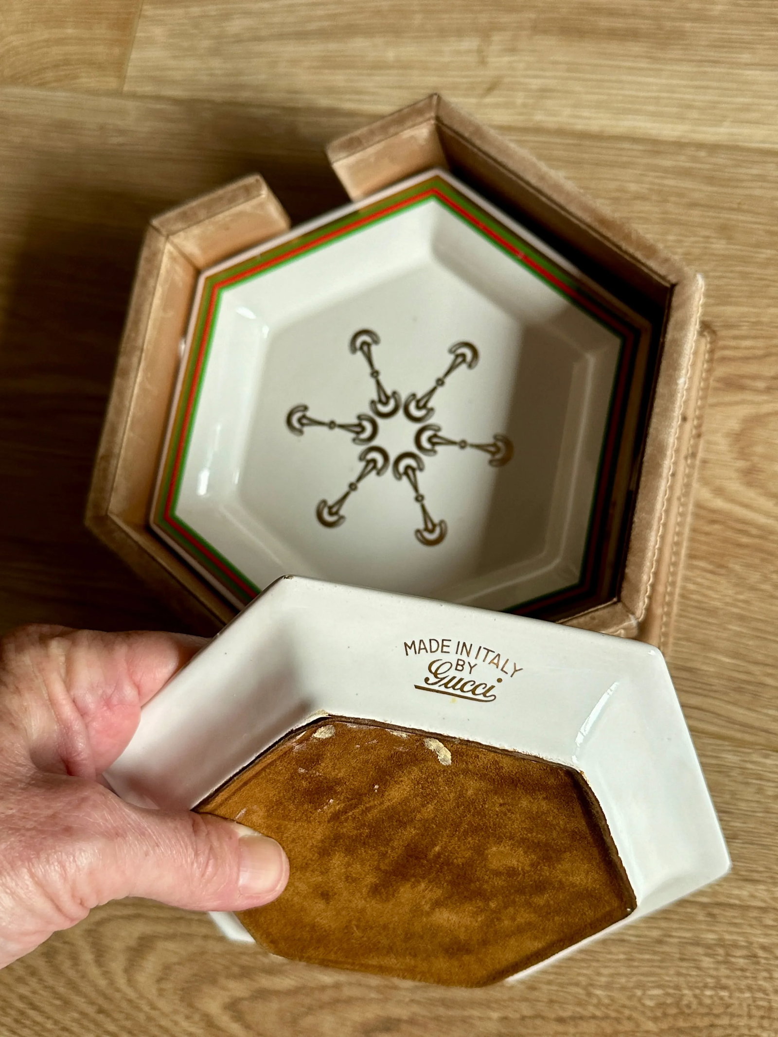 Vintage 1970s Gucci Horsebit Porcelain Hexagon 4 Appetizer Coaster Plate Set in Leather Case - 11