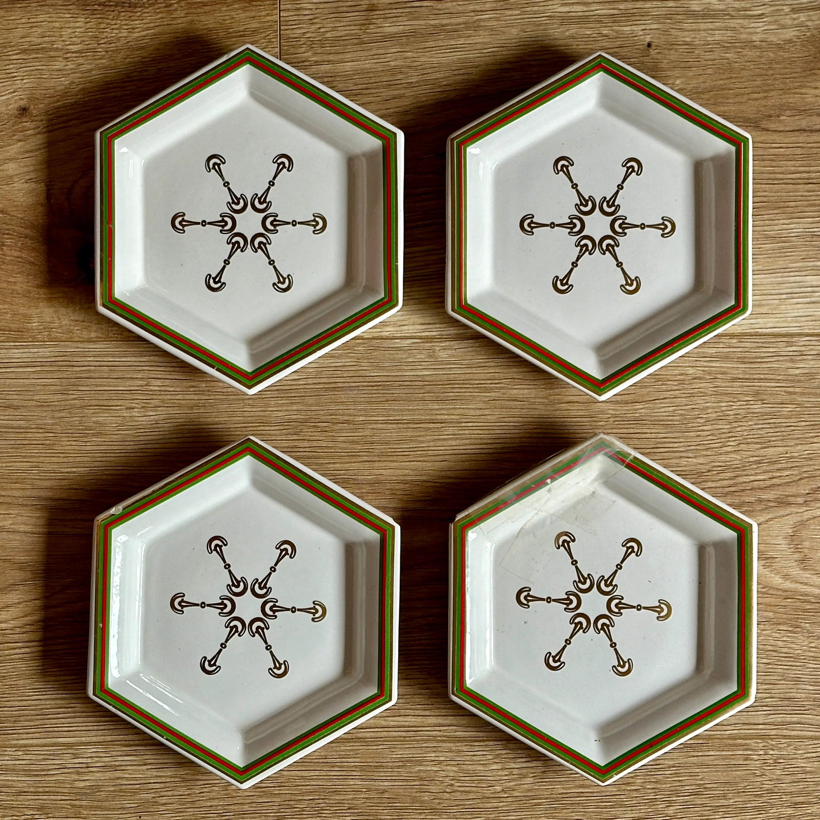 Vintage 1970s Gucci Horsebit Porcelain Hexagon 4 Appetizer Coaster Plate Set in Leather Case - 2