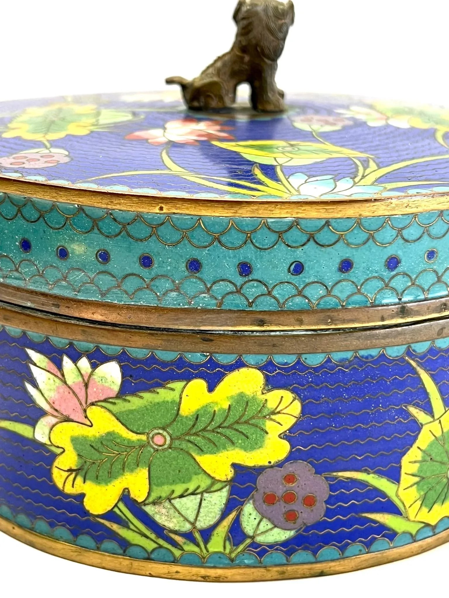 Early 20th Century Antique Chinese Cloisonne Round Covered Box With a Bronze Foo Dog FInial - 11