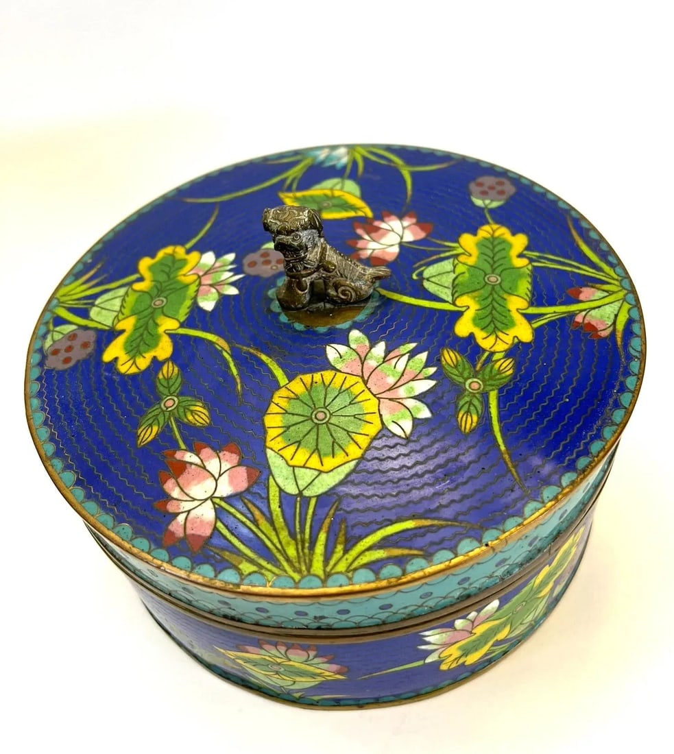 Early 20th Century Antique Chinese Cloisonne Round Covered Box With a Bronze Foo Dog FInial - 2