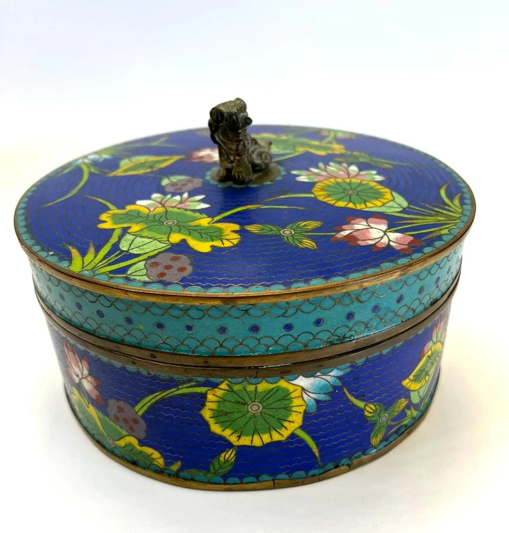 Early 20th Century Antique Chinese Cloisonne Round Covered Box With a Bronze Foo Dog FInial - 3