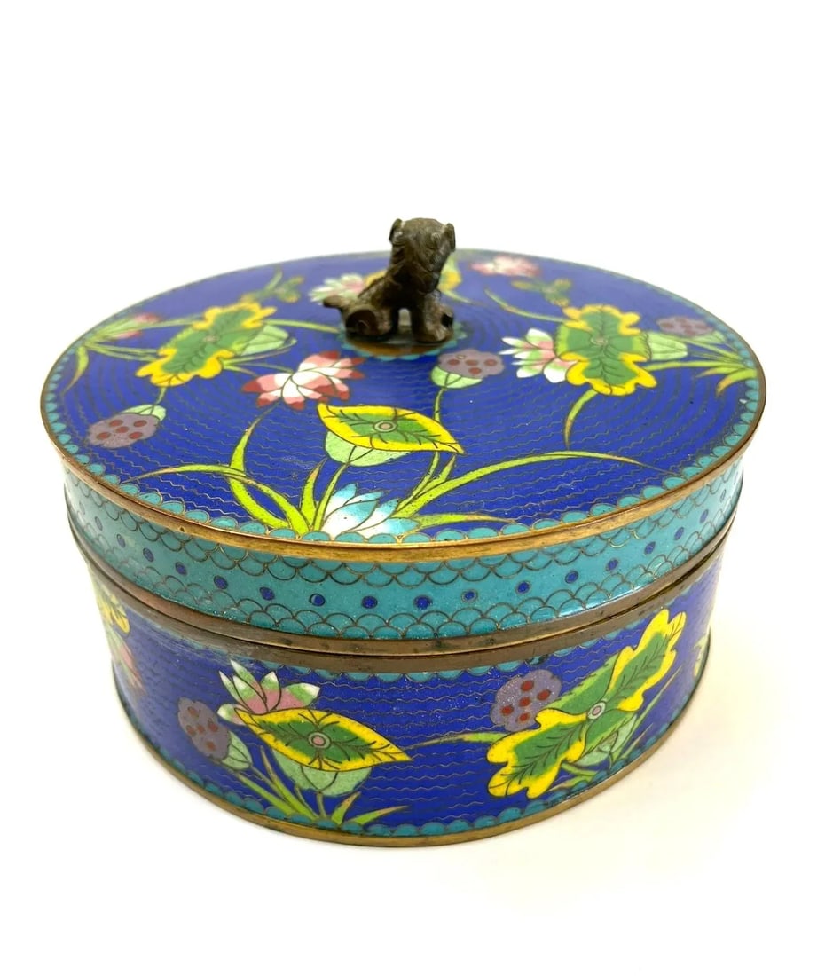 Early 20th Century Antique Chinese Cloisonne Round Covered Box With a Bronze Foo Dog FInial - 4