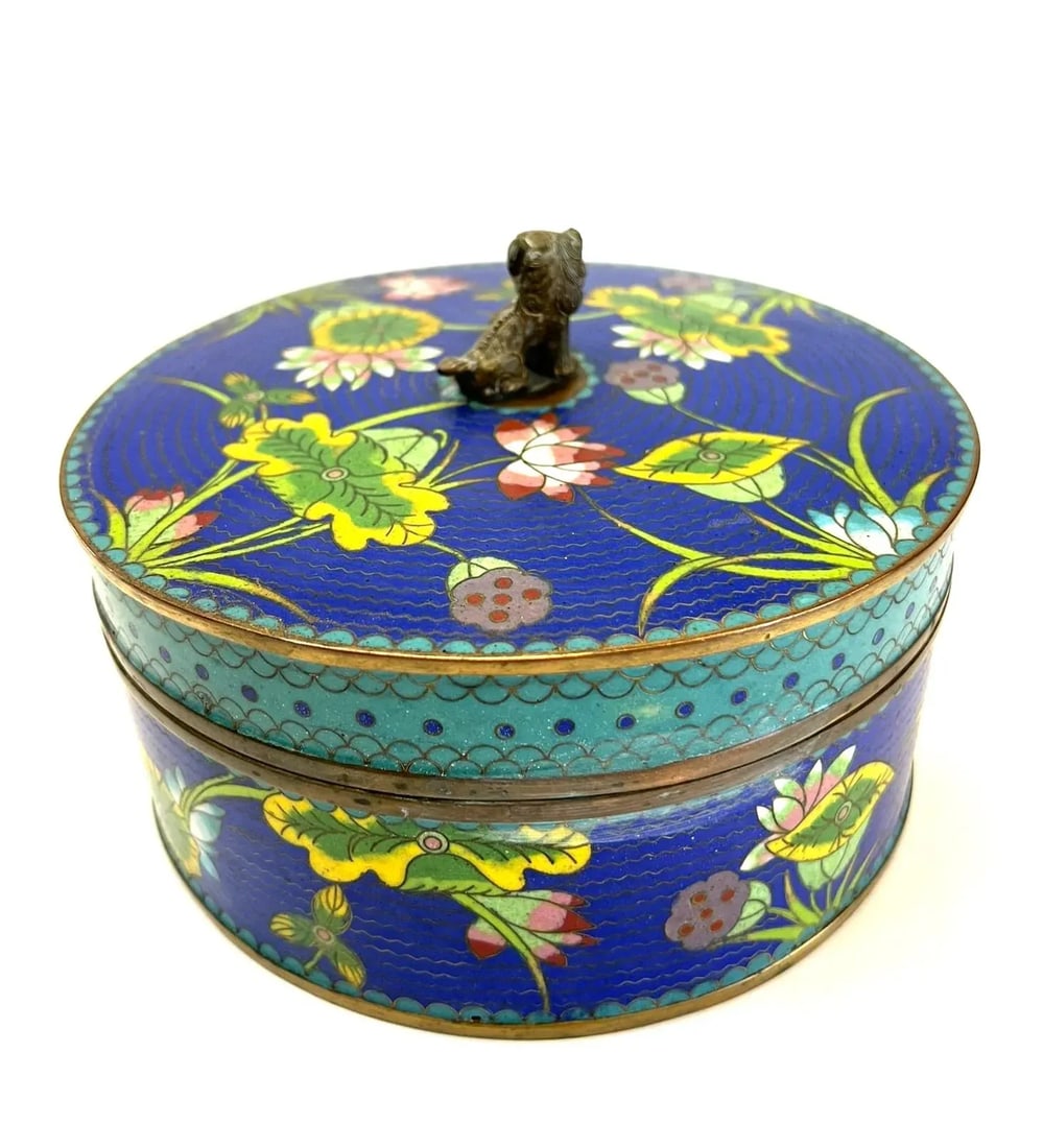 Early 20th Century Antique Chinese Cloisonne Round Covered Box With a Bronze Foo Dog FInial - 5