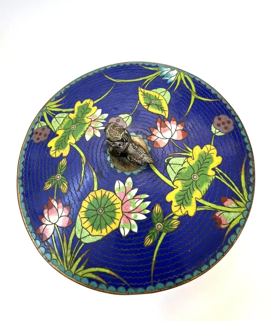Early 20th Century Antique Chinese Cloisonne Round Covered Box With a Bronze Foo Dog FInial - 7