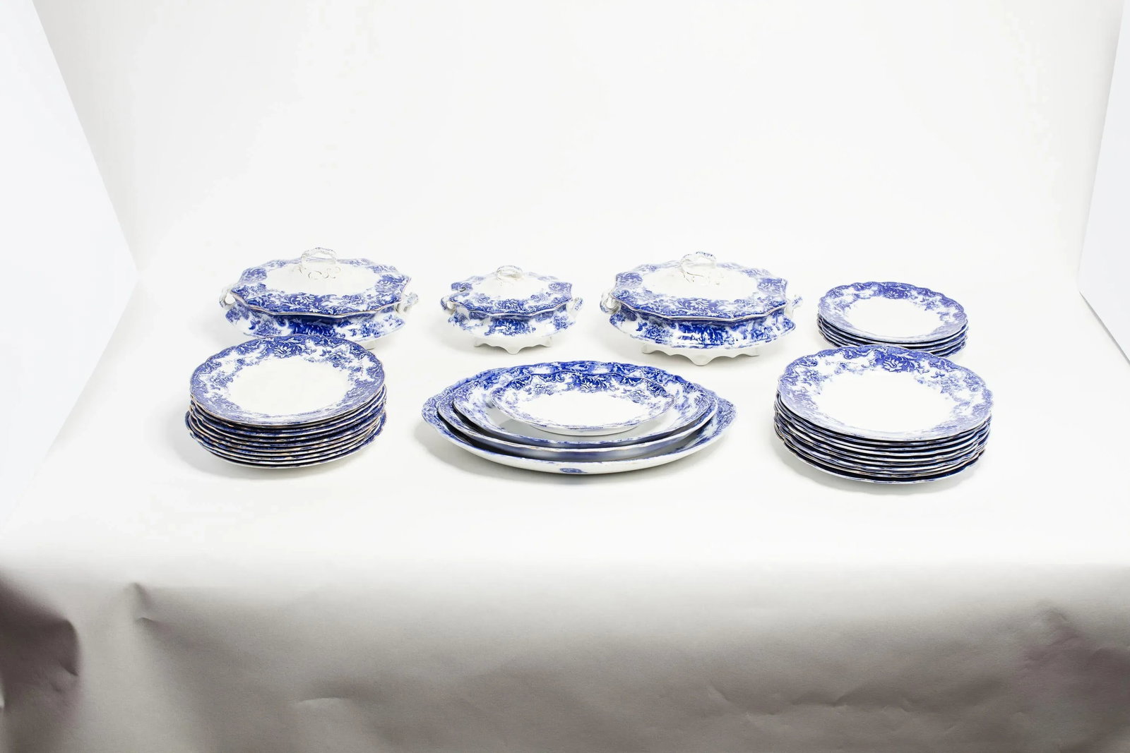 Mid 19th Century Wedgwood Flow Blue Dinnerware - Set of 34 - 4