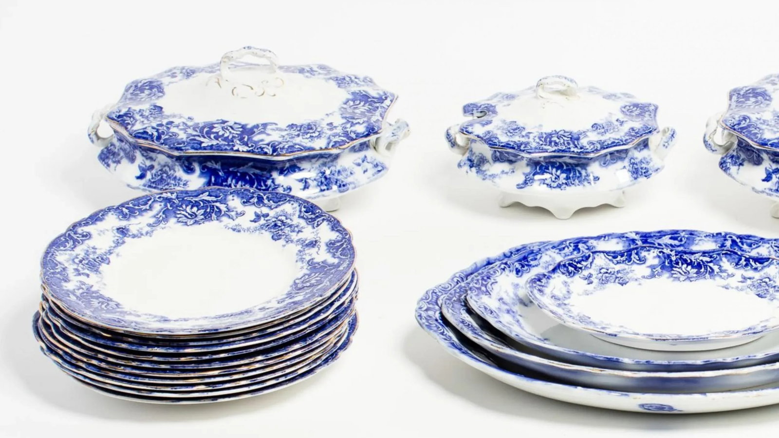 Mid 19th Century Wedgwood Flow Blue Dinnerware - Set of 34 - 5