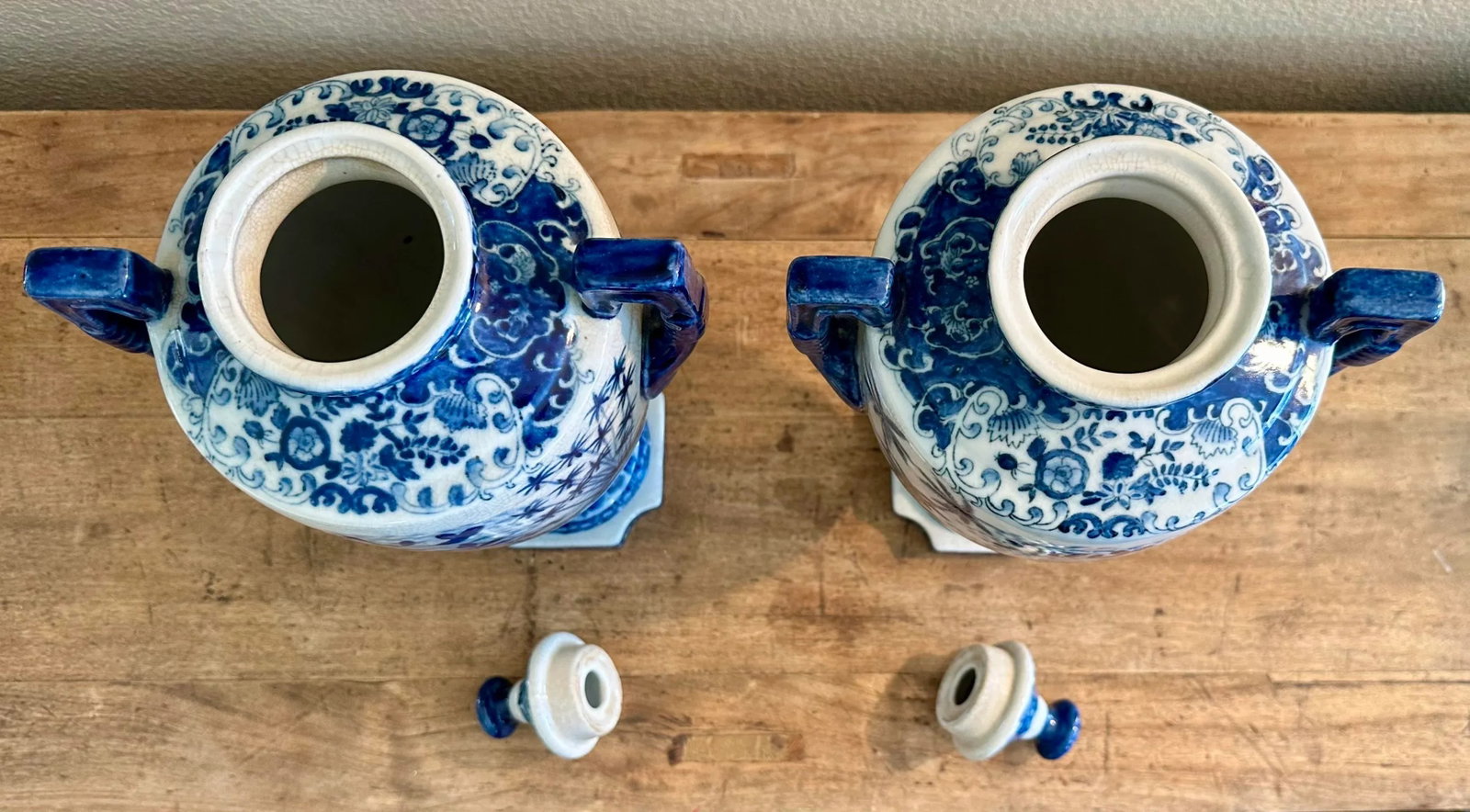 Vintage Pair of Chinoiserie Blue & White Craquelure Porcelain Lidded Amphora Urn Vases - 11
