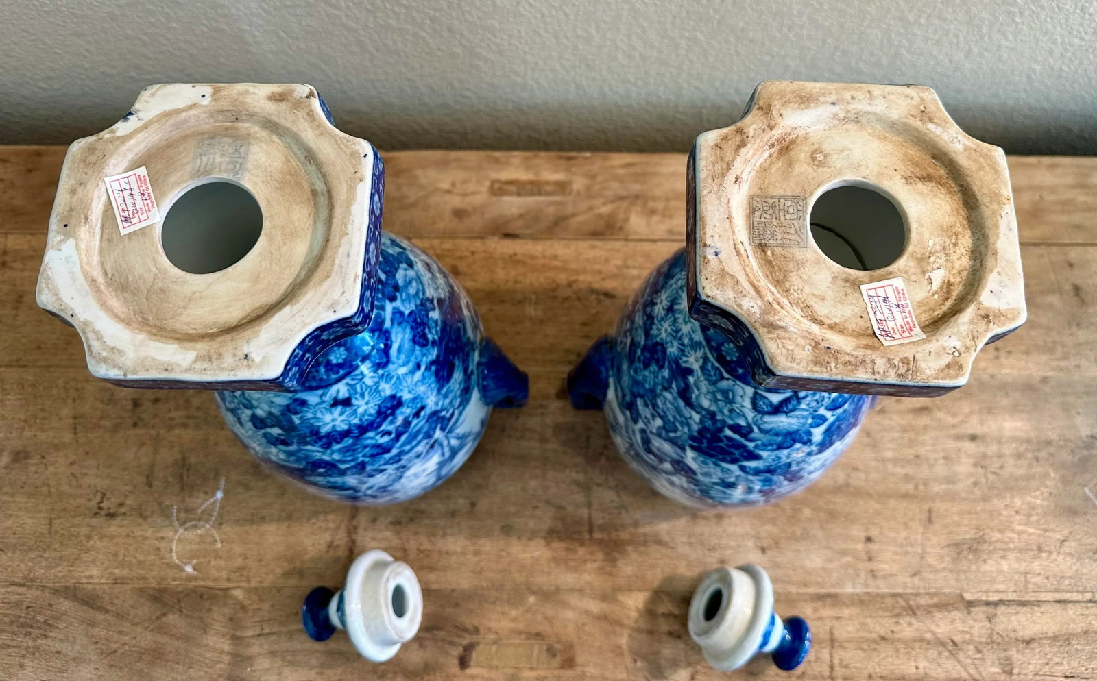 Vintage Pair of Chinoiserie Blue & White Craquelure Porcelain Lidded Amphora Urn Vases - 12