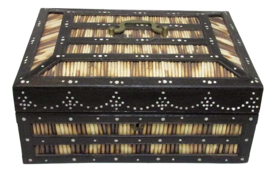 Antique Anglo Indian Quill Box: Large antique Anglo Indian porcupine quill box, c.1900 A good size box with good looking geometric inset quills in ebony trim. Made in Ceylon, now Sri Lanka, as a local folk art using naturally shed