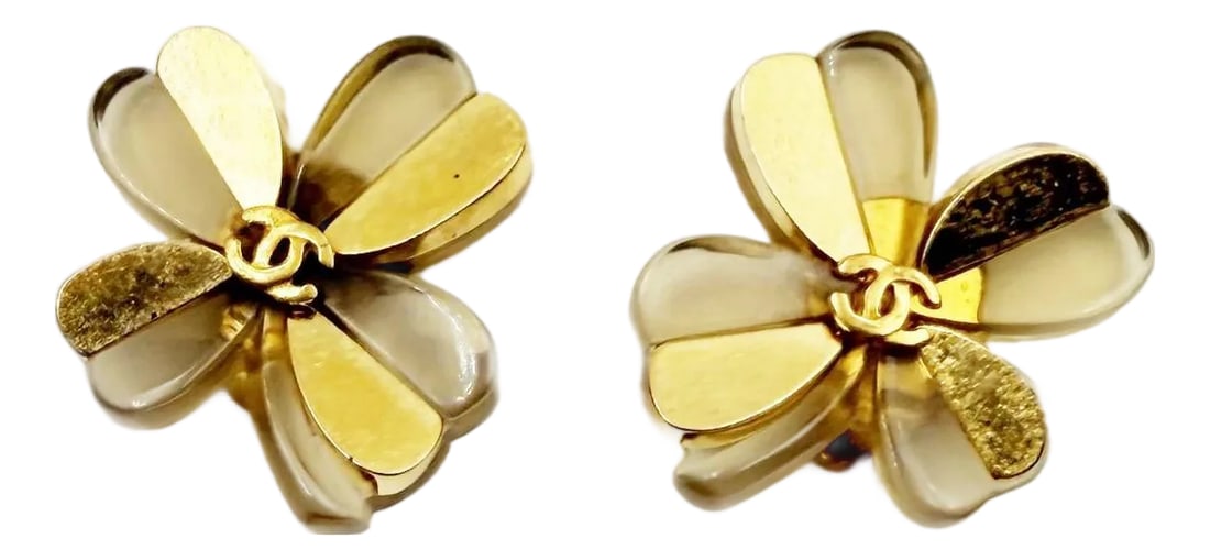 Chanel Vintage Gold Plated CC Resin Clover Clip on Earrings, A Pair: Chanel Vintage Gold Plated CC Resin Clover Clip on Earrings *Marked 02 *Made in France -It's approximately 1" x 1". -Very beautiful and unique -In a good condition. The resin parts changed color.