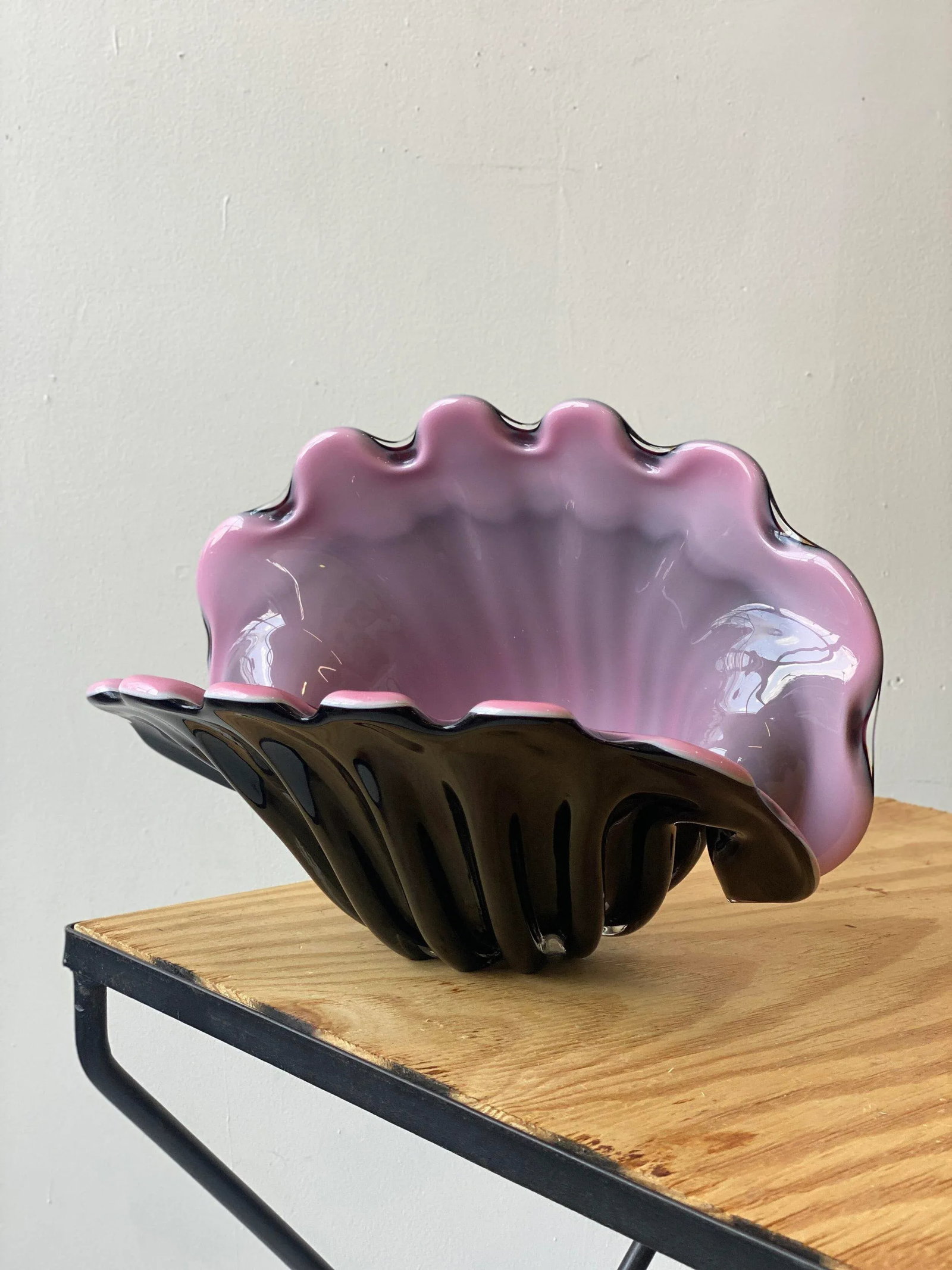 Vintage 1960s Large Scale Black and Pink Murano Clam Shell Centerpiece Bowl Attributed to Archimede - 3