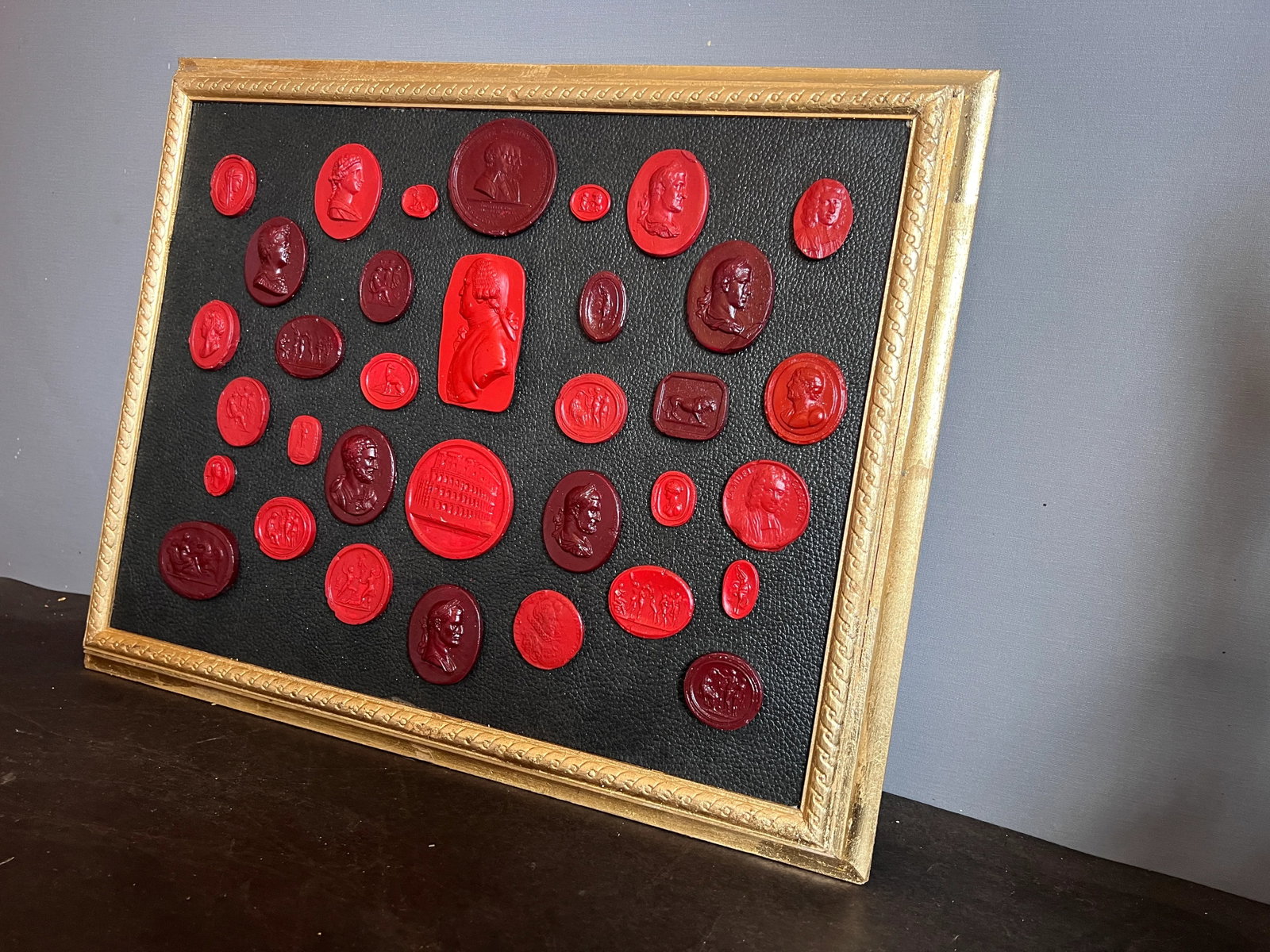 #156 Grand Tour Revival Waxed Red Intaglio Arrangement on the Leather in Gilt Frame - 10