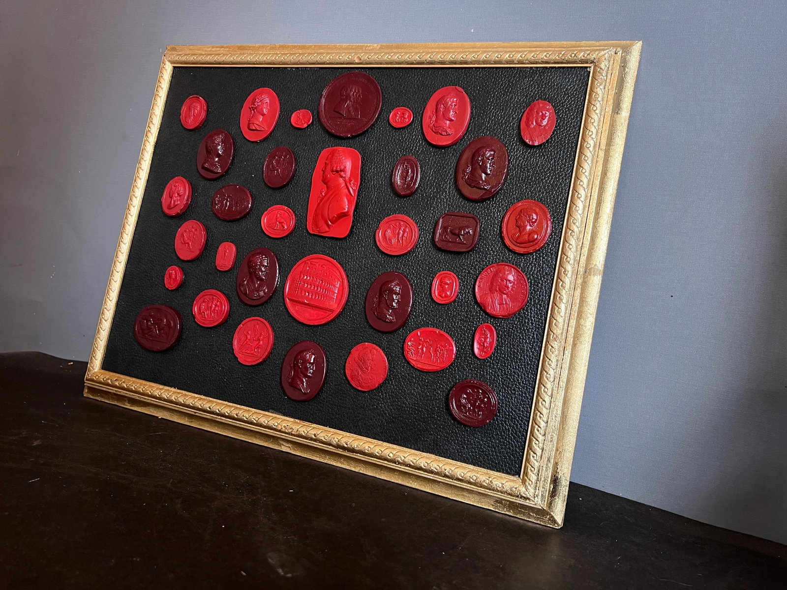 #156 Grand Tour Revival Waxed Red Intaglio Arrangement on the Leather in Gilt Frame - 12