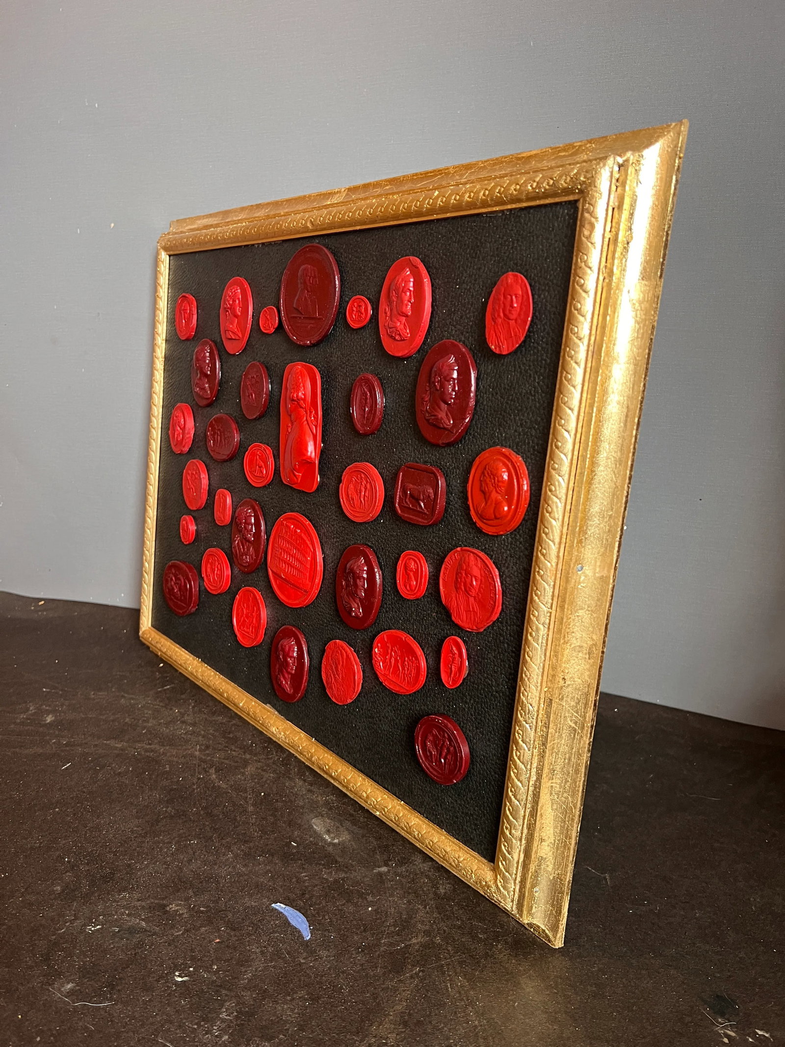 #156 Grand Tour Revival Waxed Red Intaglio Arrangement on the Leather in Gilt Frame - 3