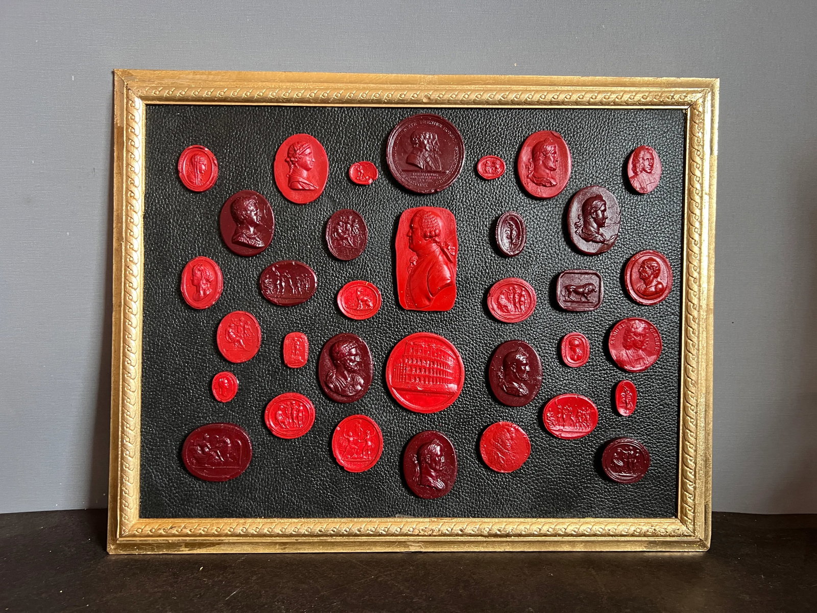 #156 Grand Tour Revival Waxed Red Intaglio Arrangement on the Leather in Gilt Frame - 4