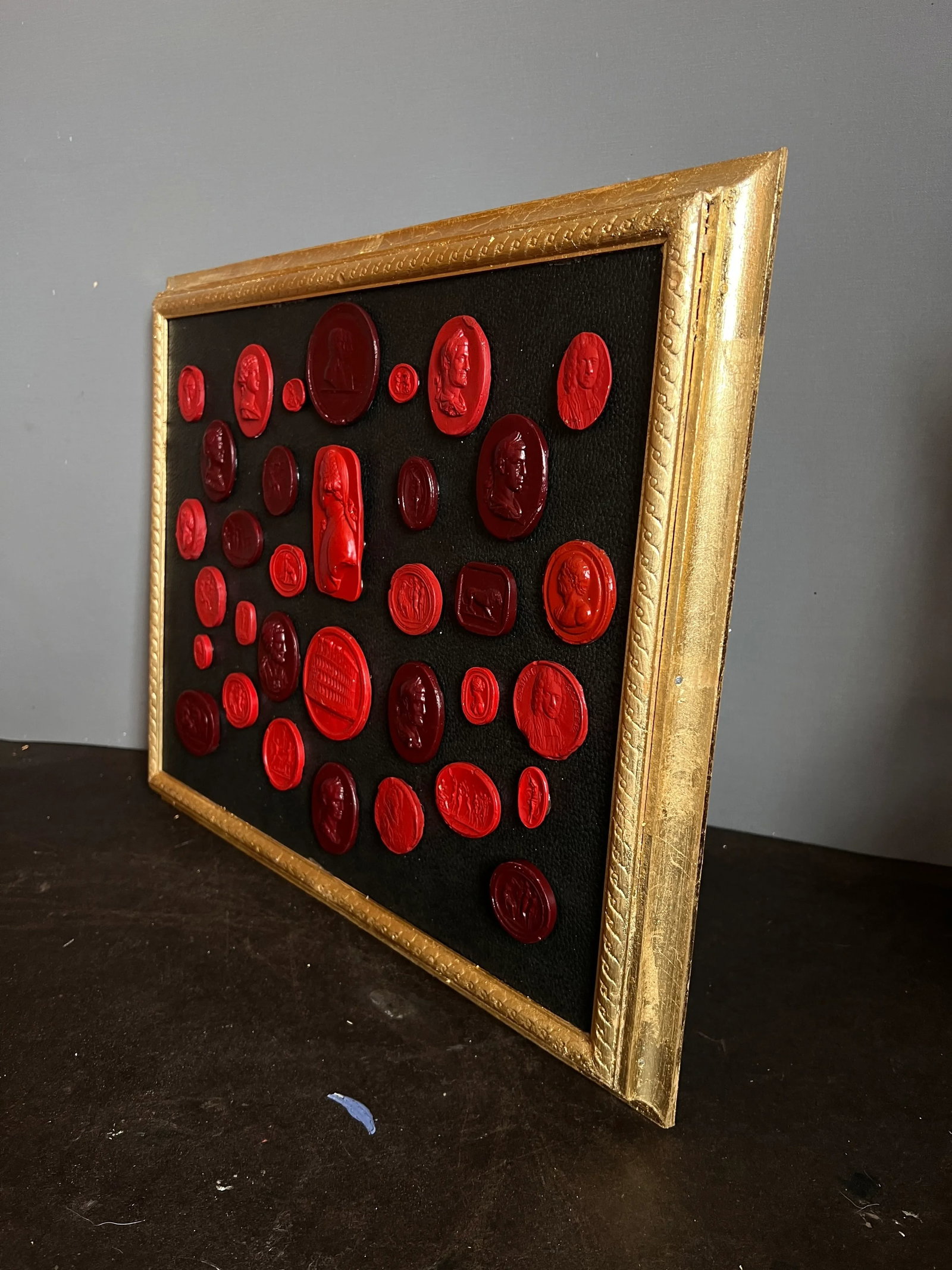 #156 Grand Tour Revival Waxed Red Intaglio Arrangement on the Leather in Gilt Frame - 5